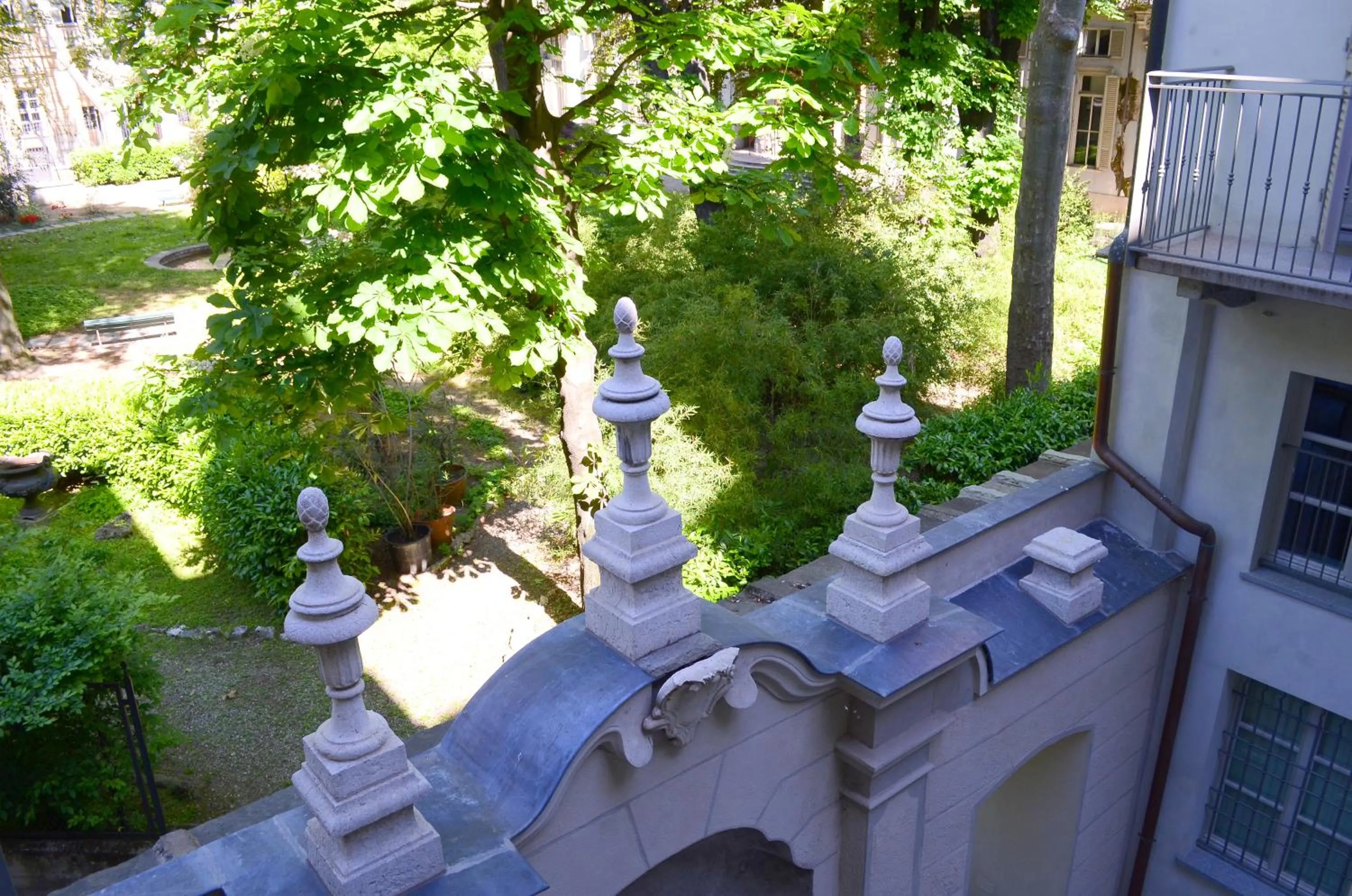 Spring in Palazzo Del Carretto-Art Apartments and Guesthouse