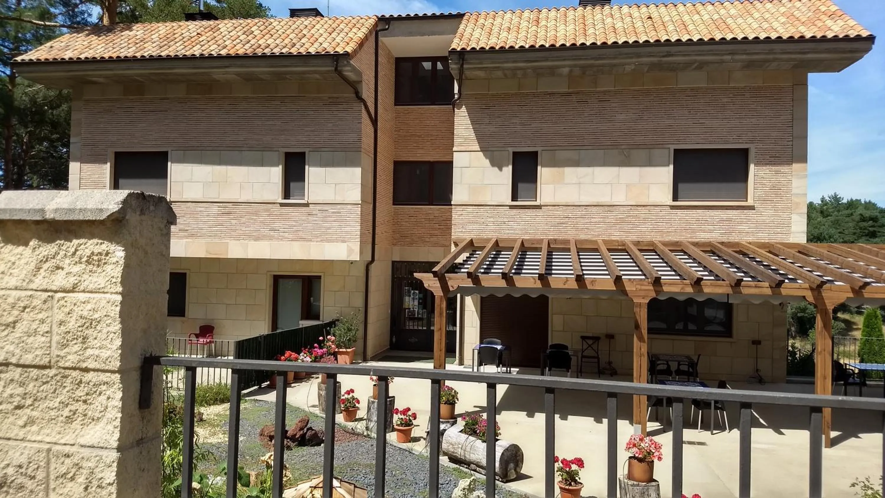 Facade/entrance in Hotel Rural El Nido de Pinares