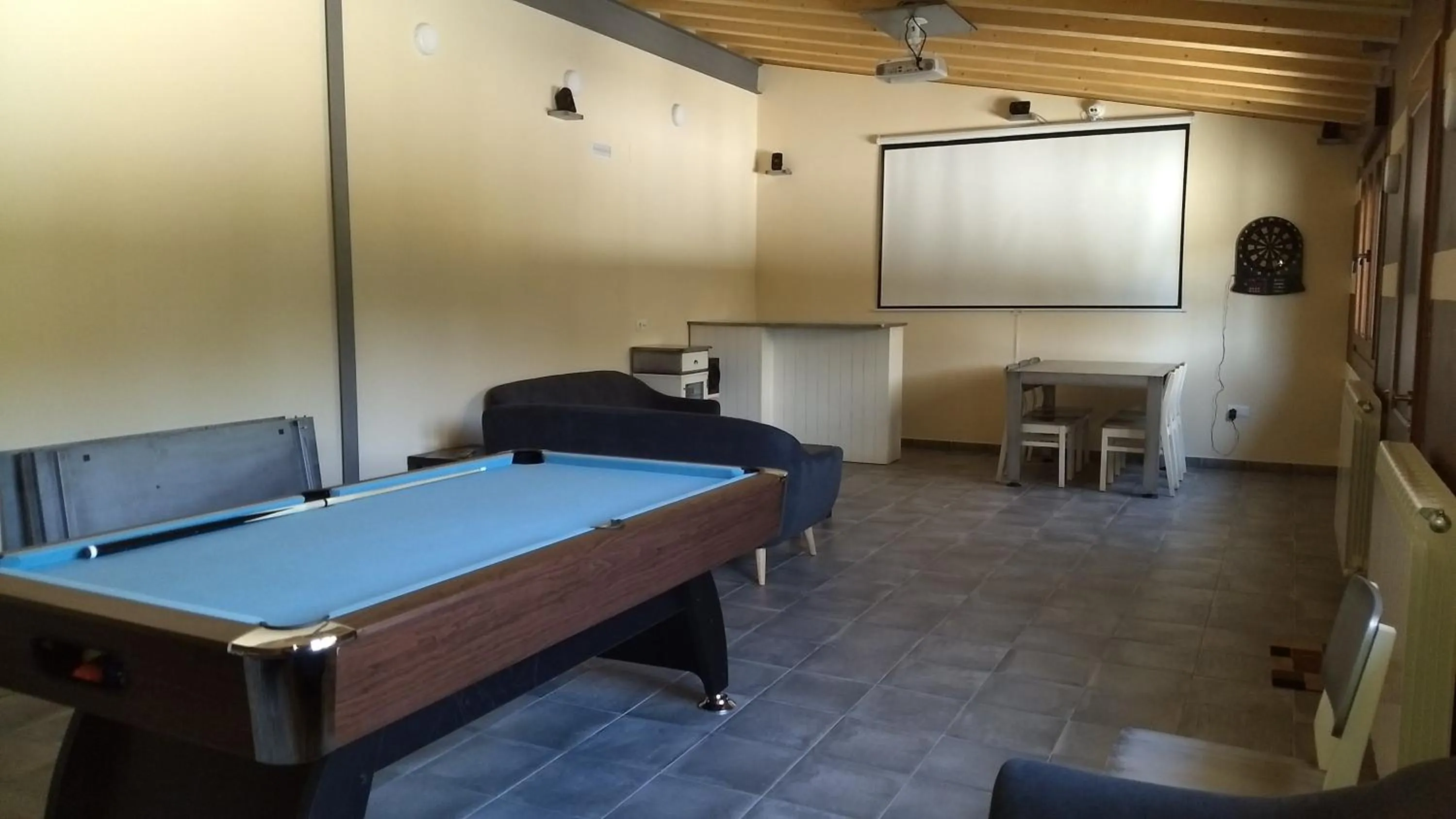 Billiard in Hotel Rural El Nido de Pinares