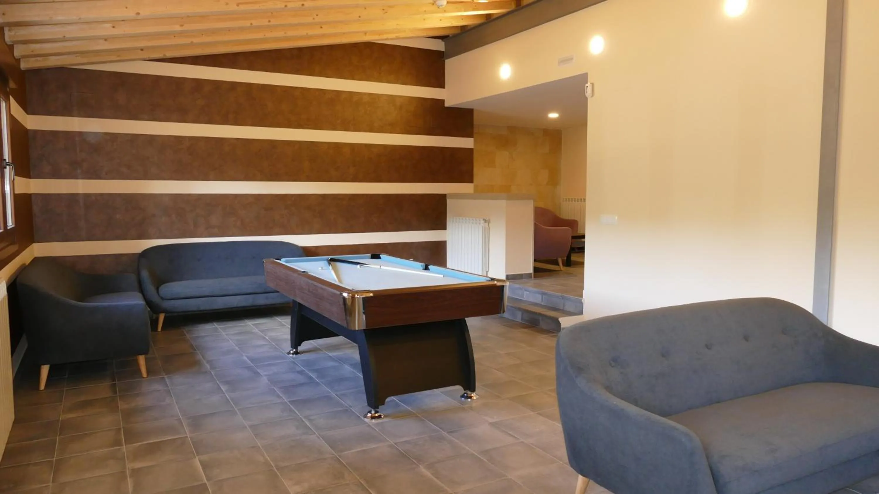 Communal lounge/ TV room in Hotel Rural El Nido de Pinares