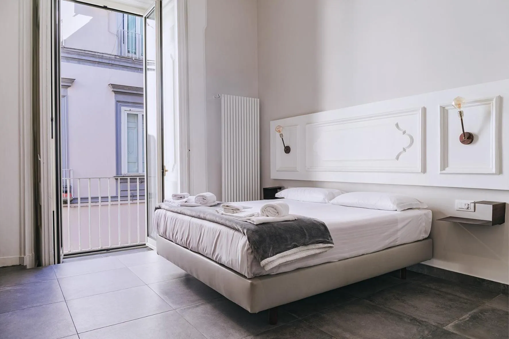 Bedroom, Bed in La Smorfia