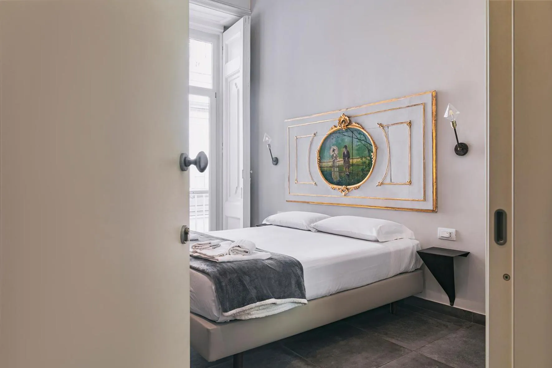 Bedroom, Bed in La Smorfia