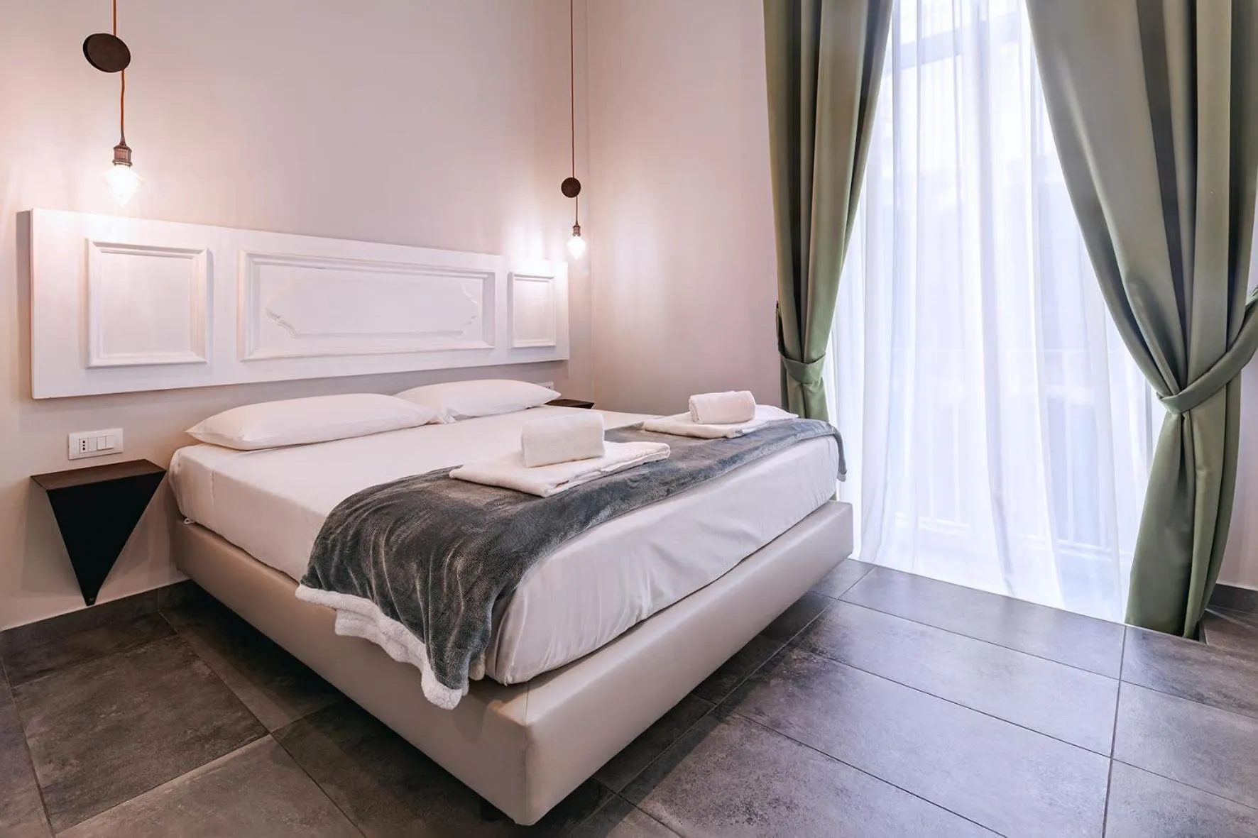 Bedroom, Bed in La Smorfia