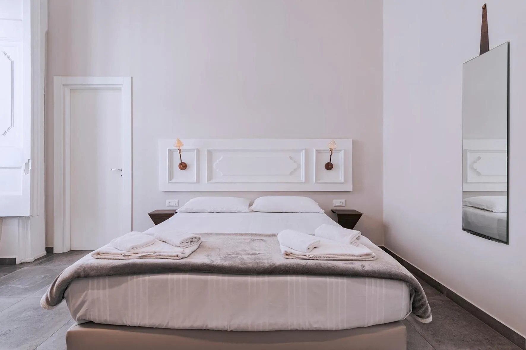 Bedroom, Bed in La Smorfia