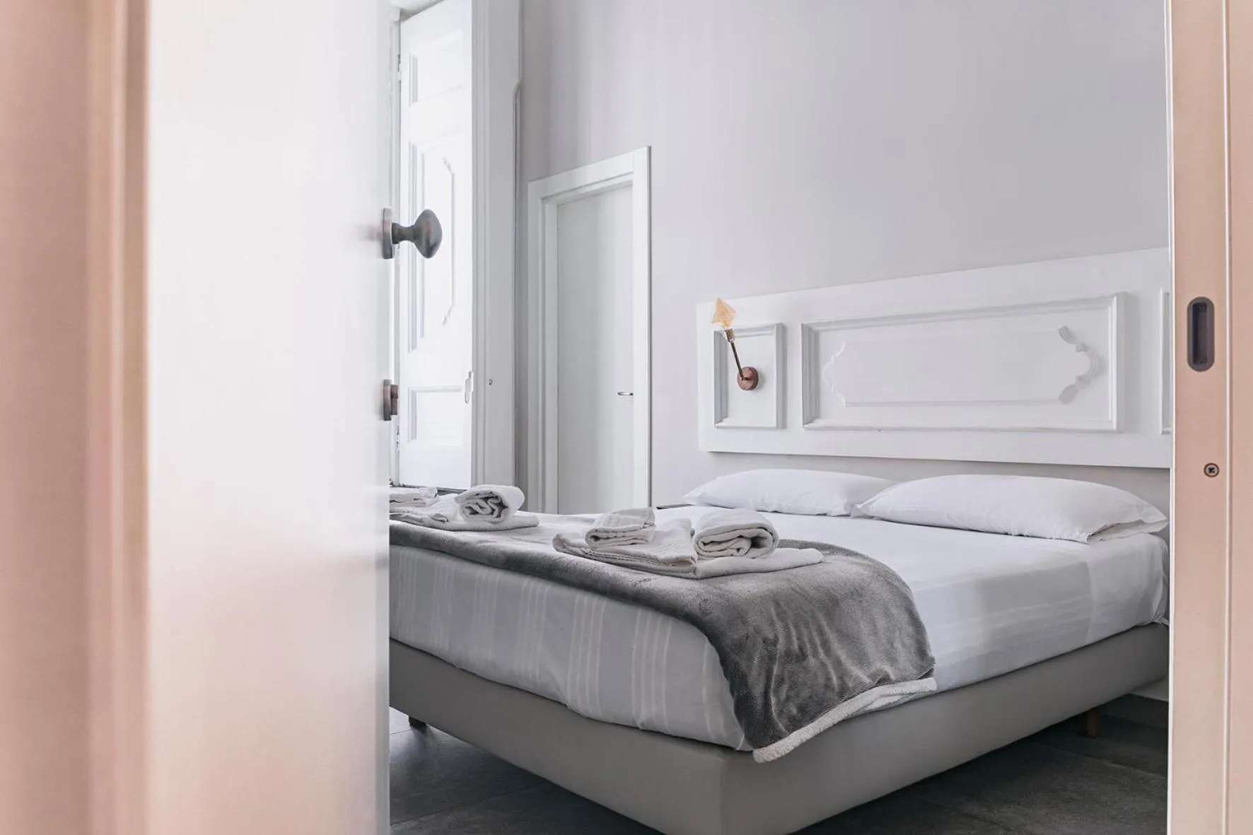 Bedroom, Bed in La Smorfia