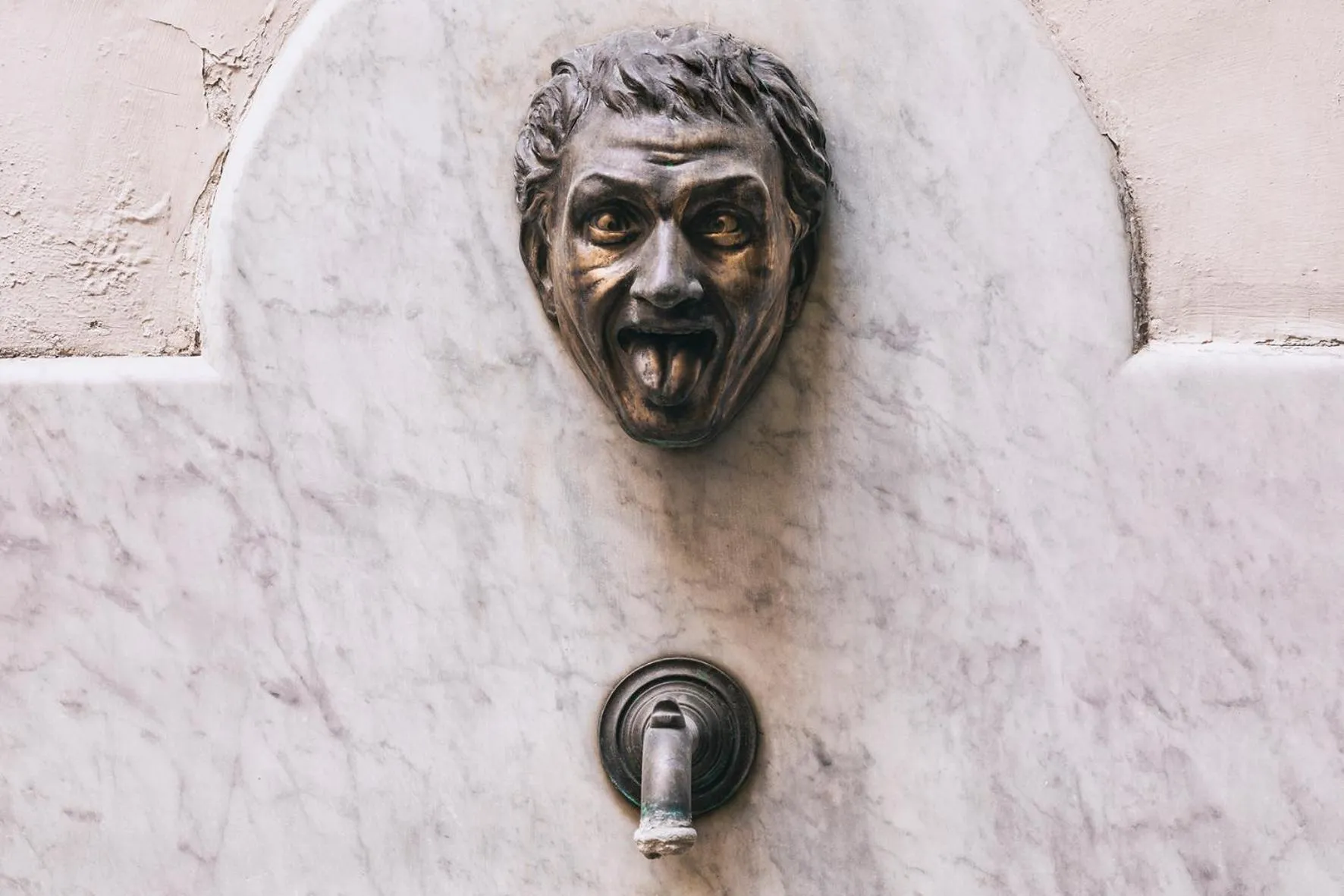 Inner courtyard view in La Smorfia