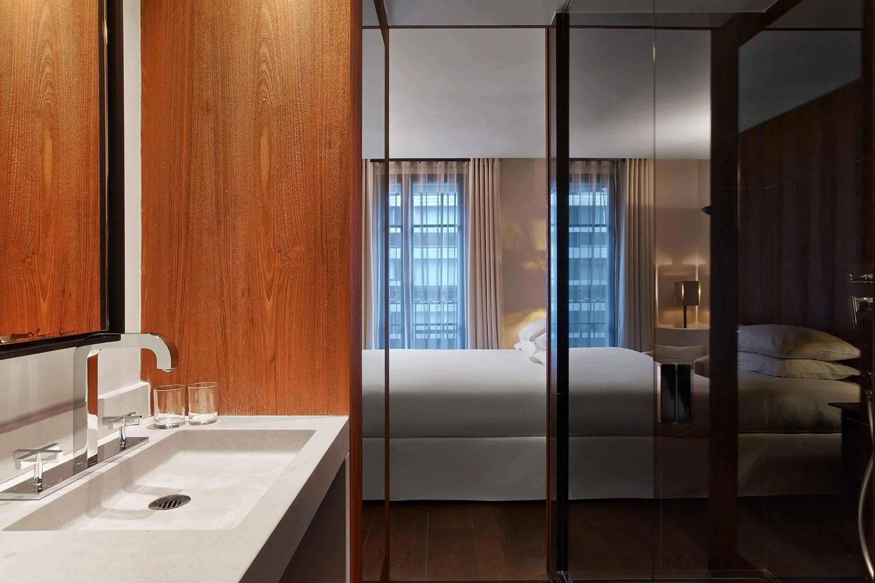 Bathroom, Bed in Le Metropolitan, Paris Tour Eiffel, a Tribute Portfolio Hotel