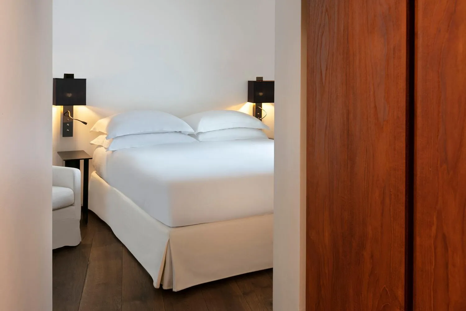 Bed in Le Metropolitan, Paris Tour Eiffel, a Tribute Portfolio Hotel