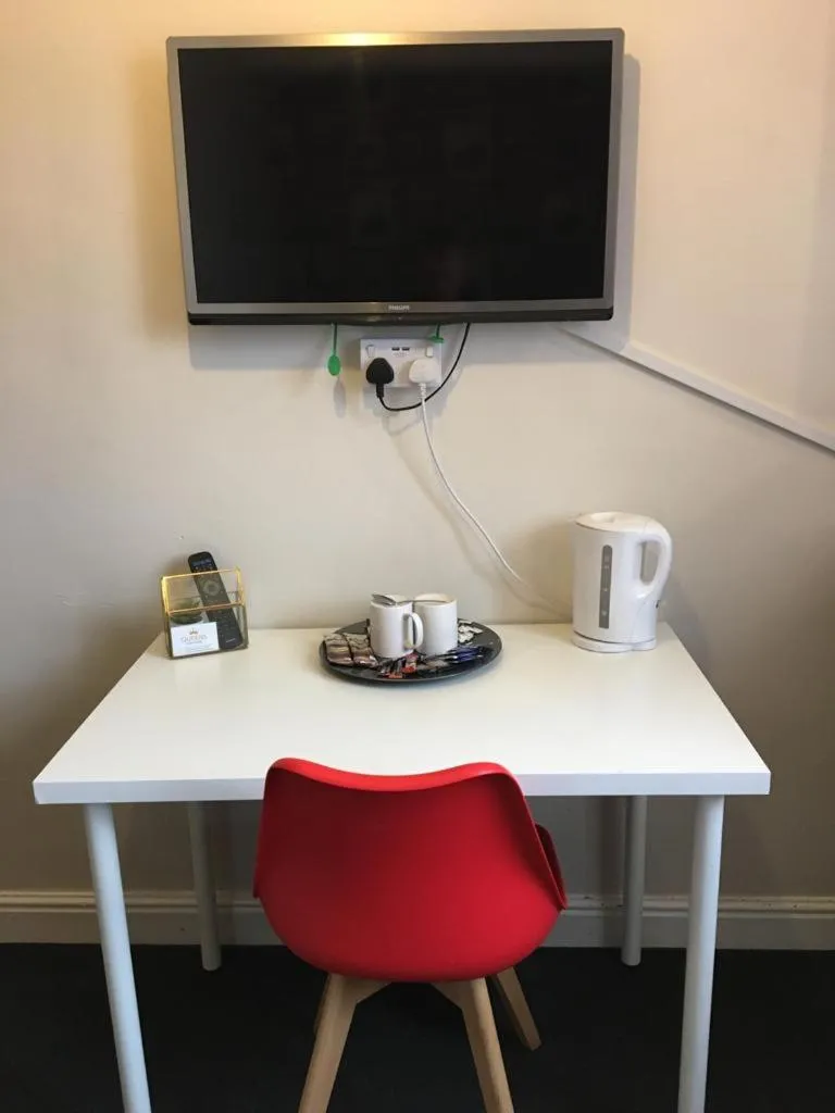 TV and multimedia in Queens Guesthouse Manchester