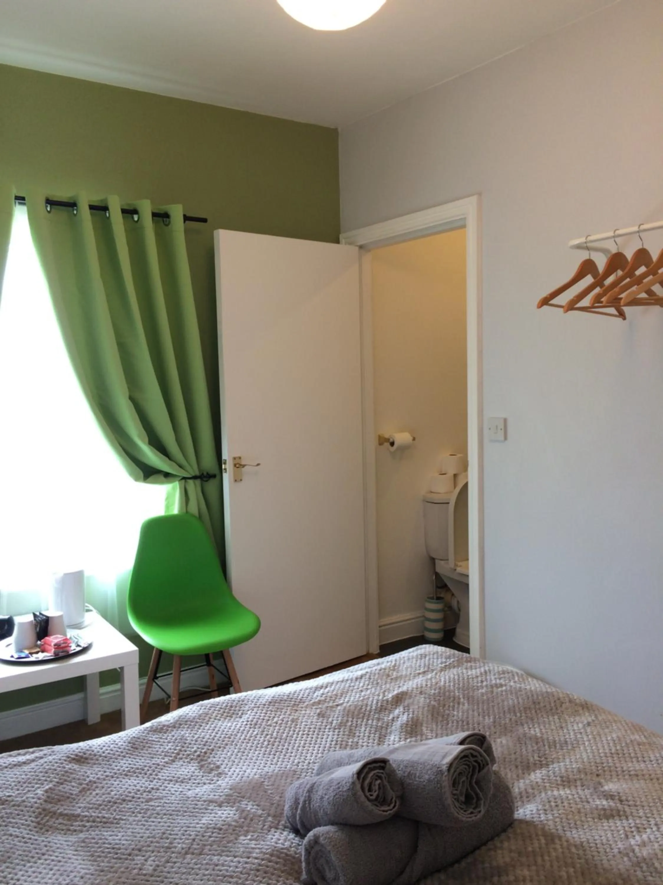 Bedroom, Bed in Queens Guesthouse Manchester