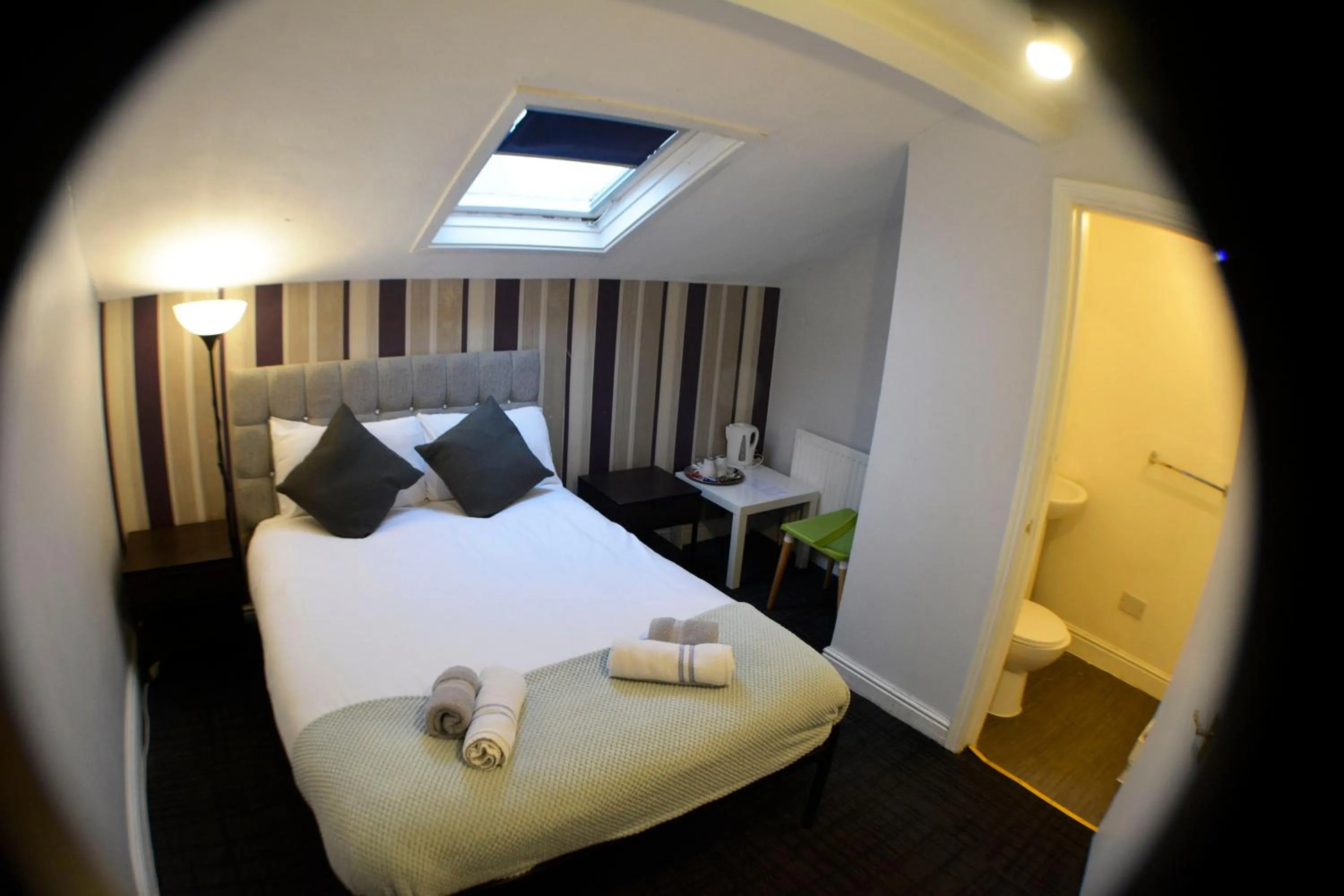 Bedroom, Bed in Queens Guesthouse Manchester