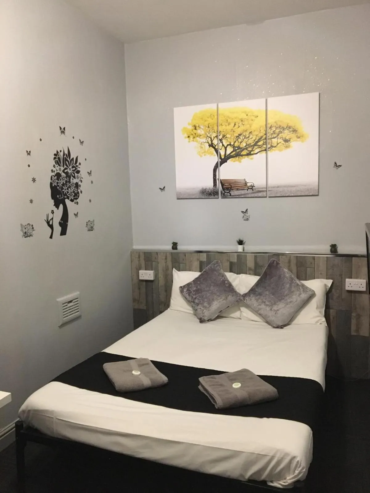 Bedroom, Bed in Queens Guesthouse Manchester