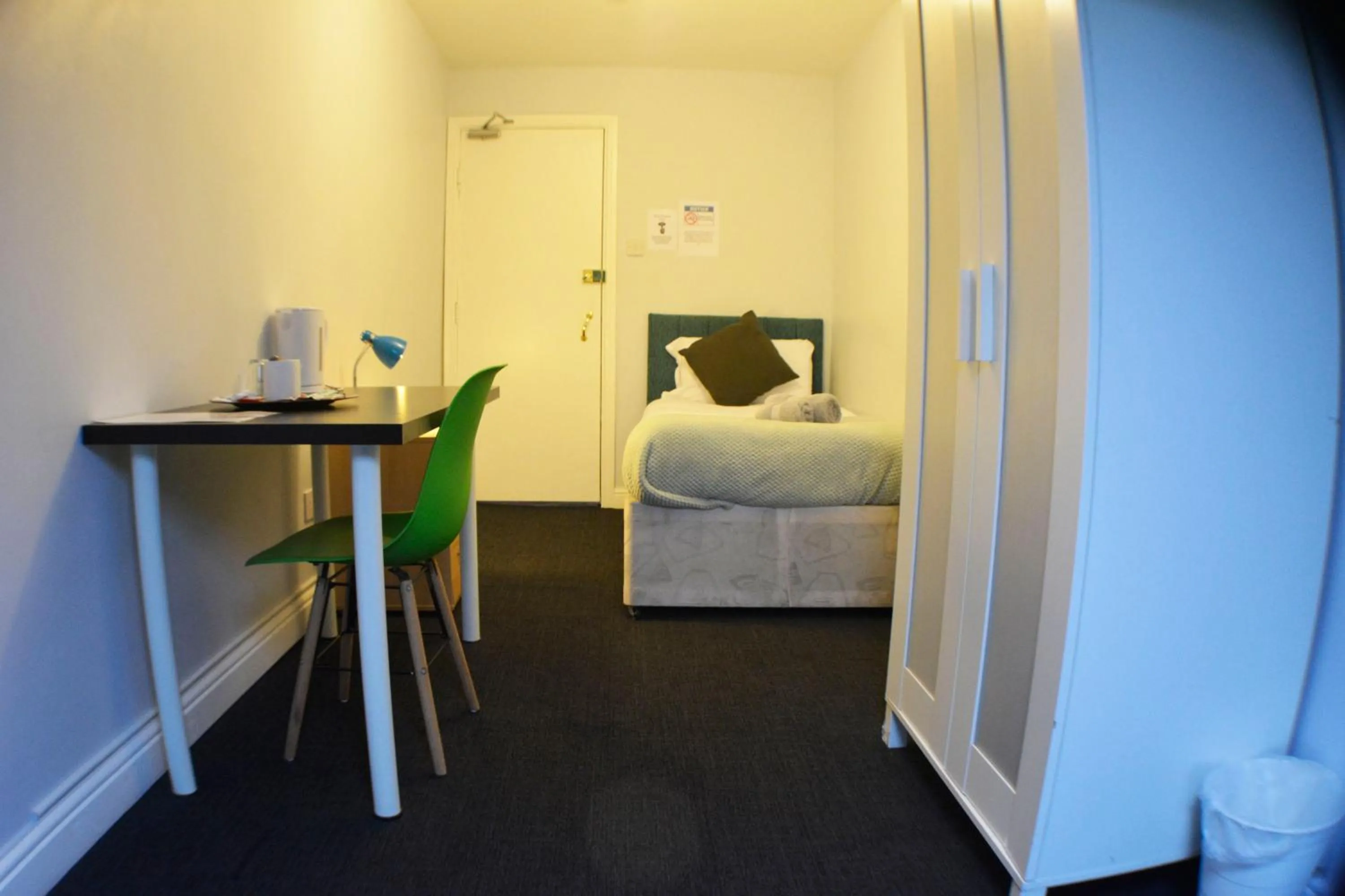 Photo of the whole room, Bed in Queens Guesthouse Manchester