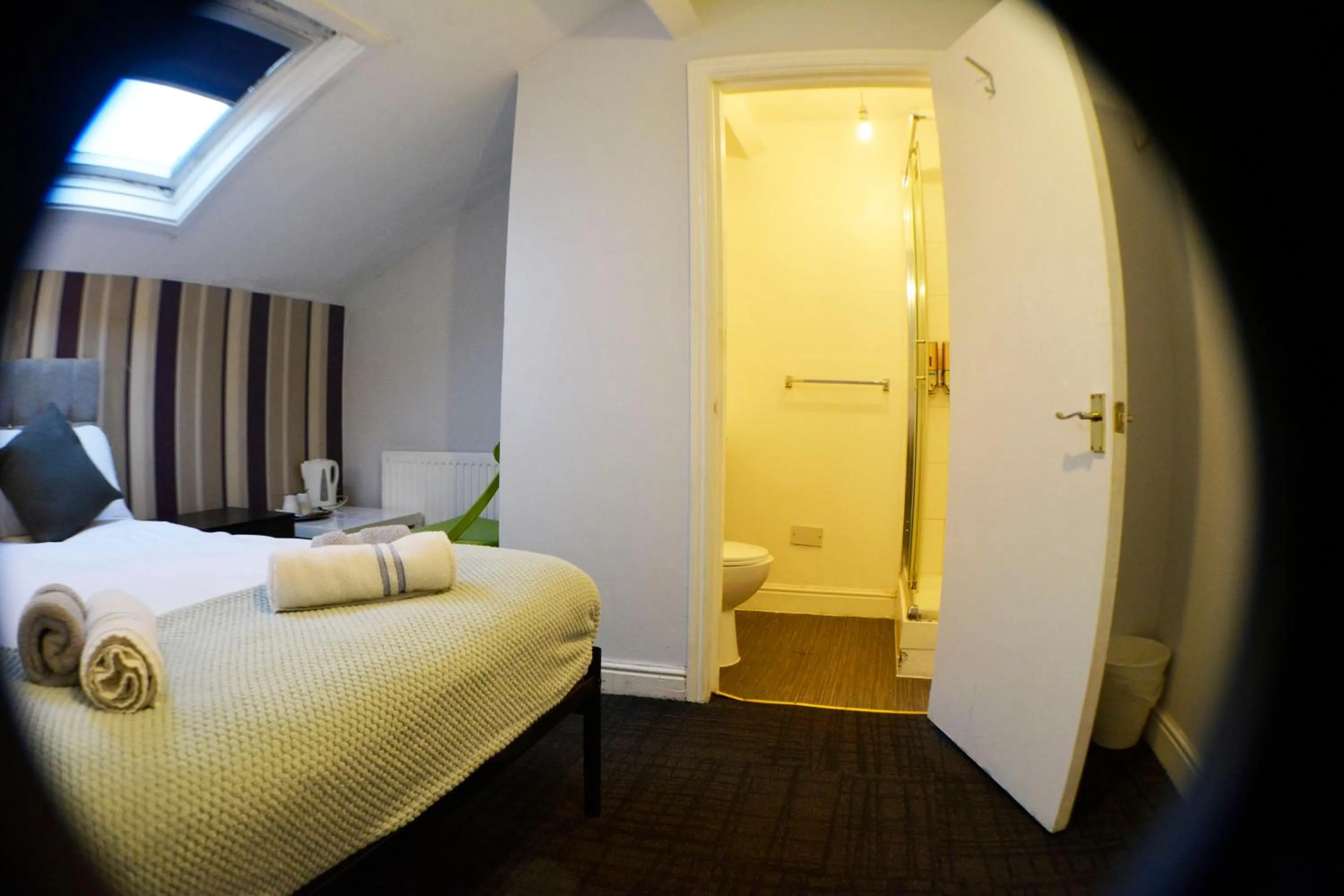 Bathroom, Bed in Queens Guesthouse Manchester