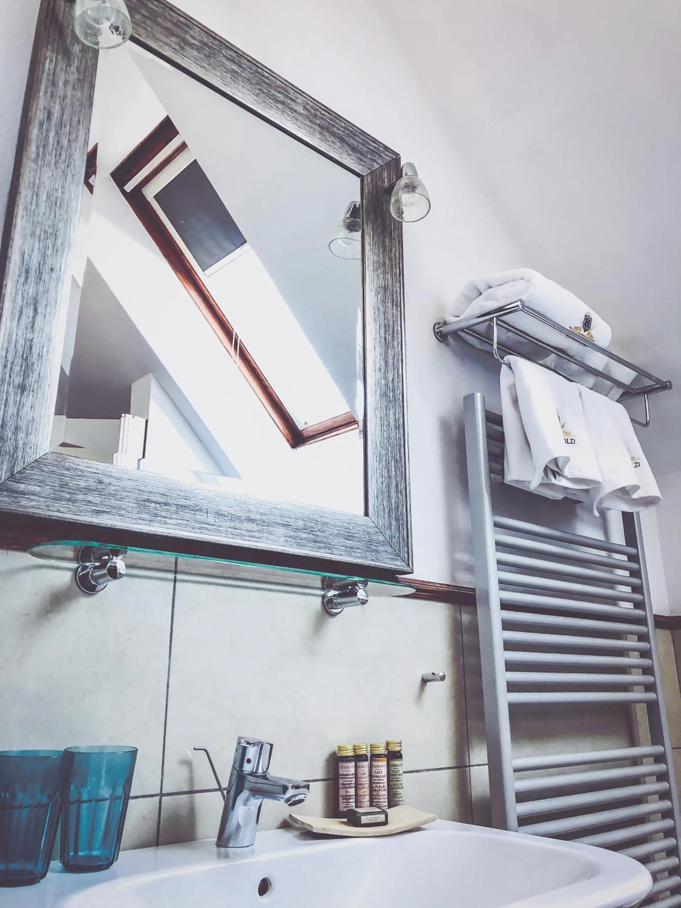 Bathroom, Bed in Aparthotel Hornigold "W Zielonej Kamienicy"