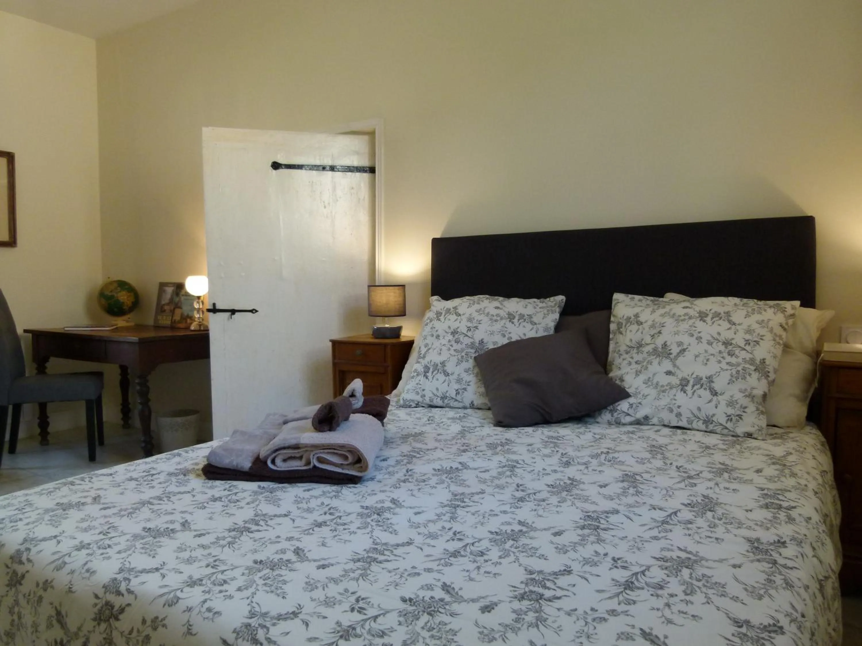 Photo of the whole room, Bed in Le Grand Saint-Marc