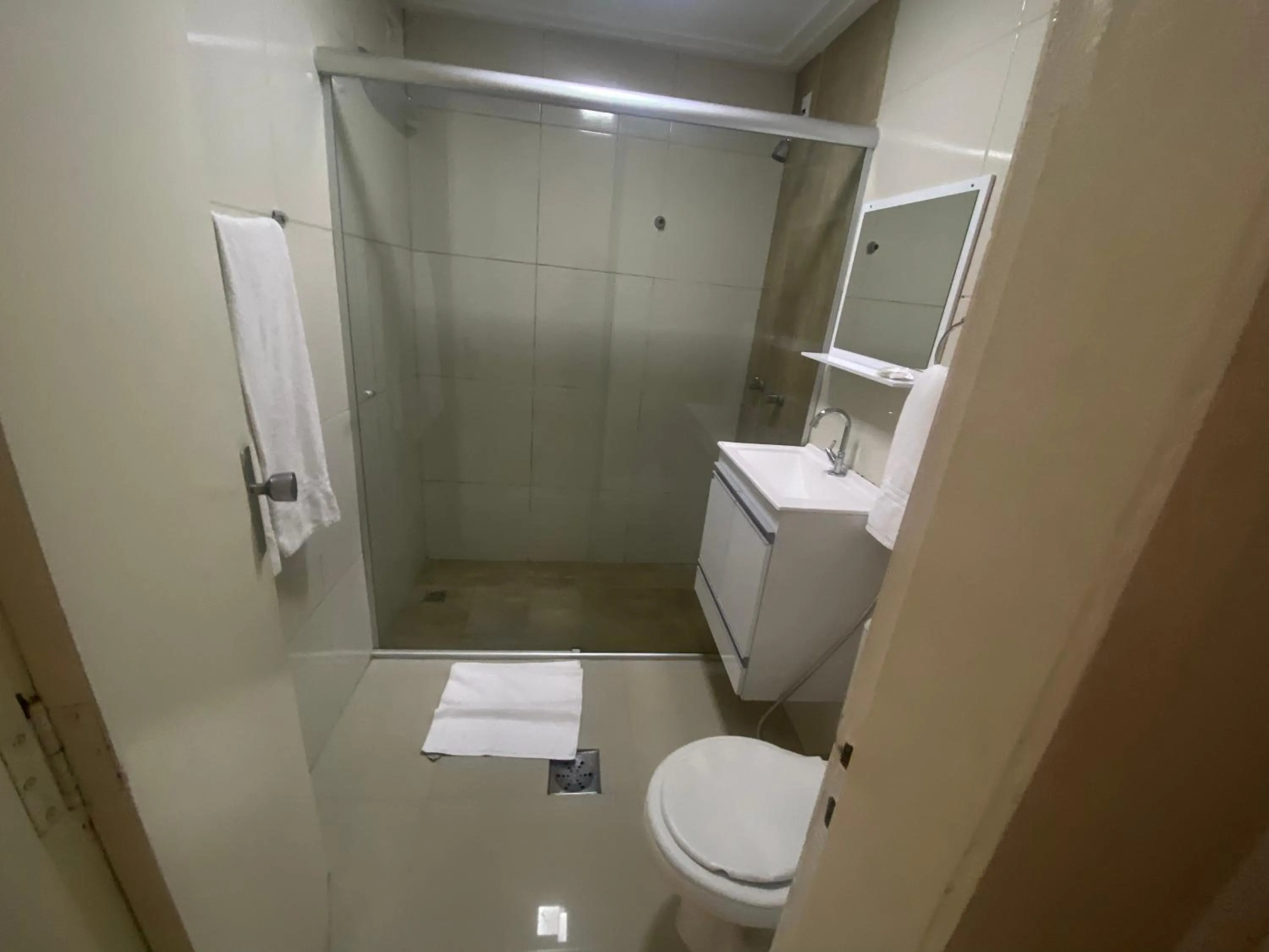 Shower in Apart Hotel Garvey - Ciany Monteiro