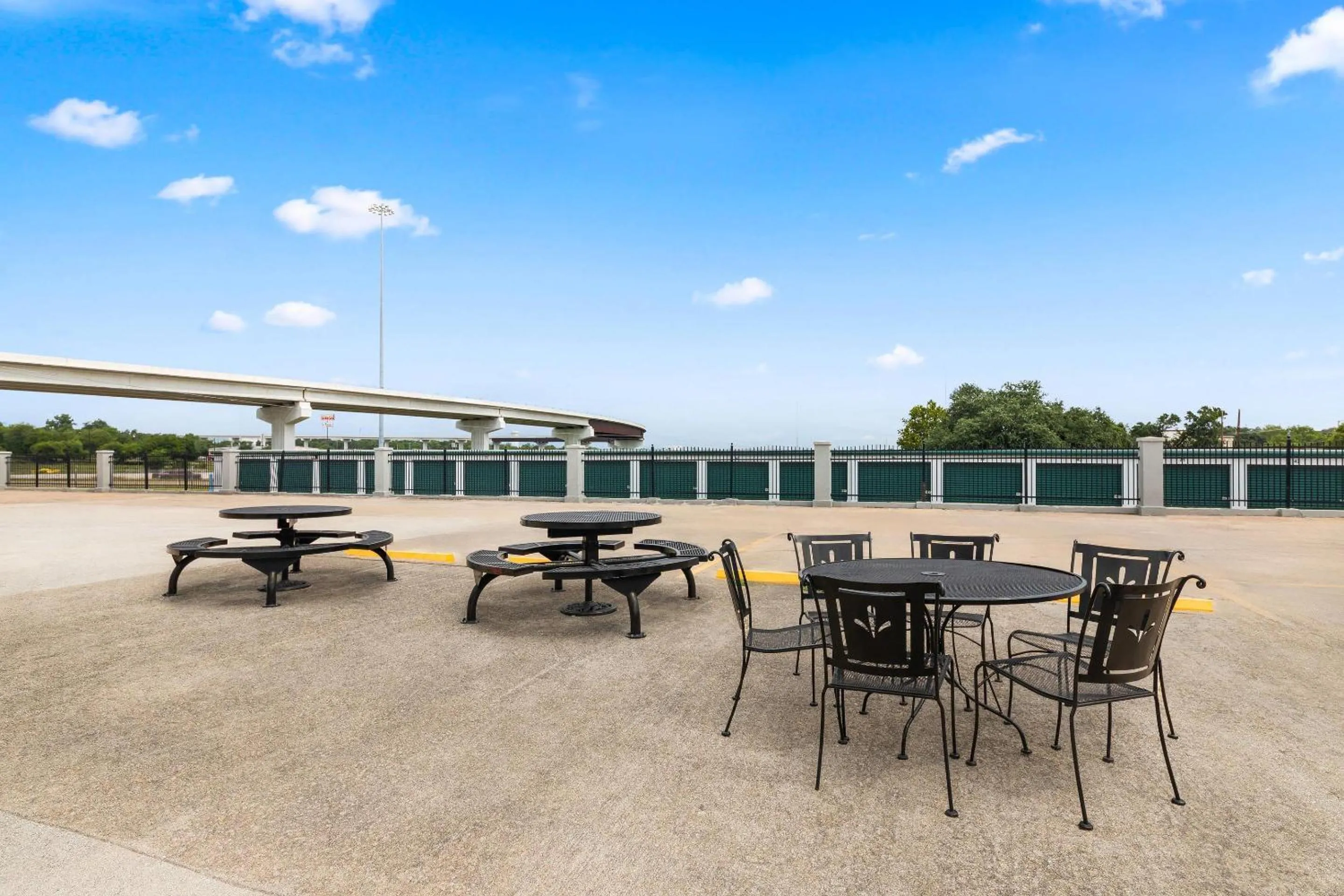 Swimming pool in Econo Lodge