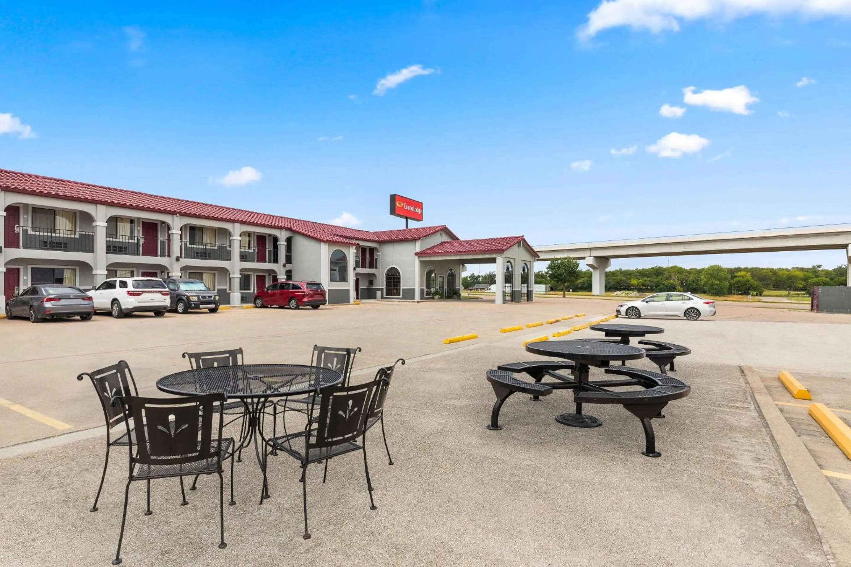 Swimming pool in Econo Lodge