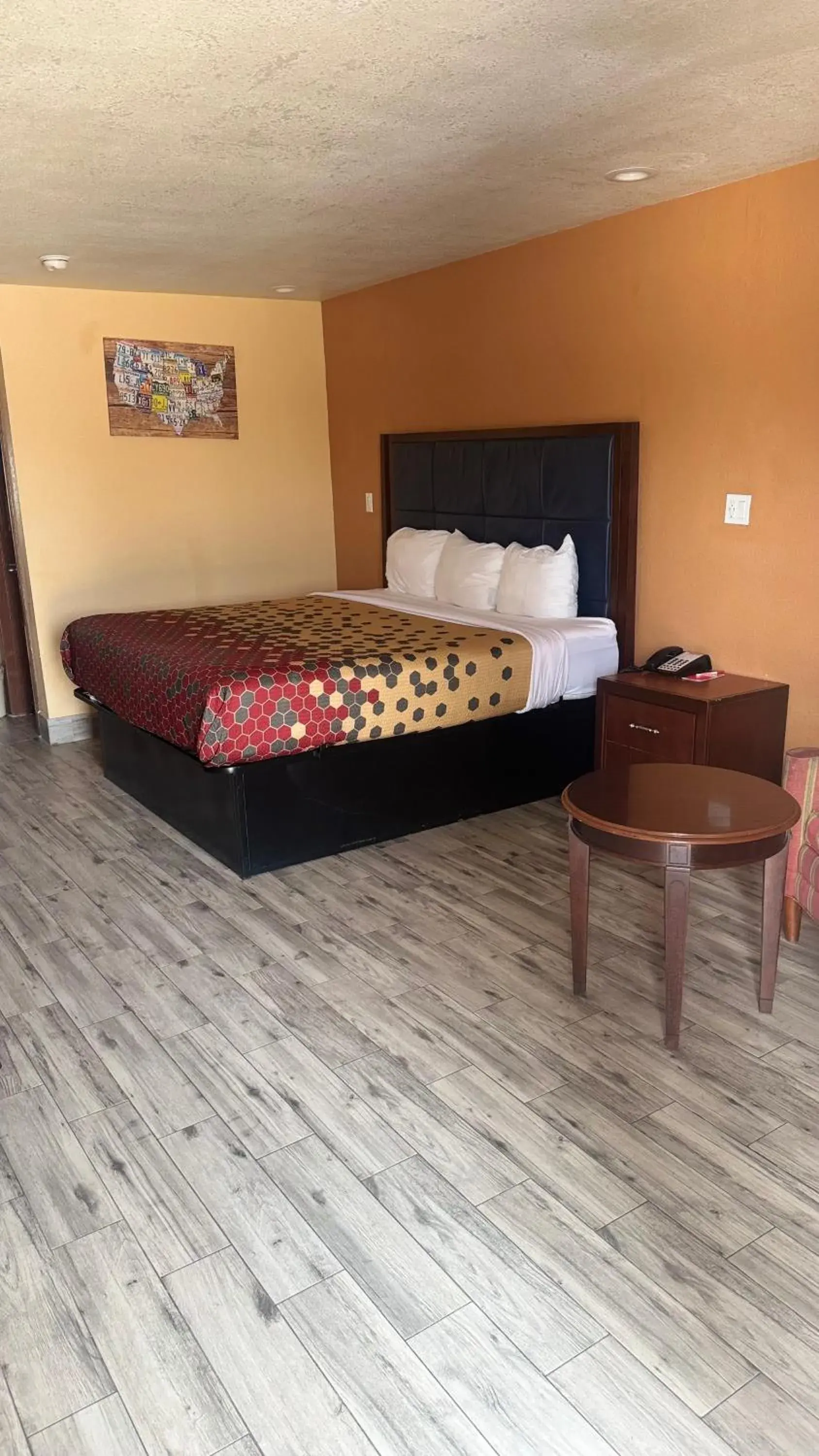 King Room - Non Smoking in Econo Lodge King Room - Non Smoking in Econo Lodge