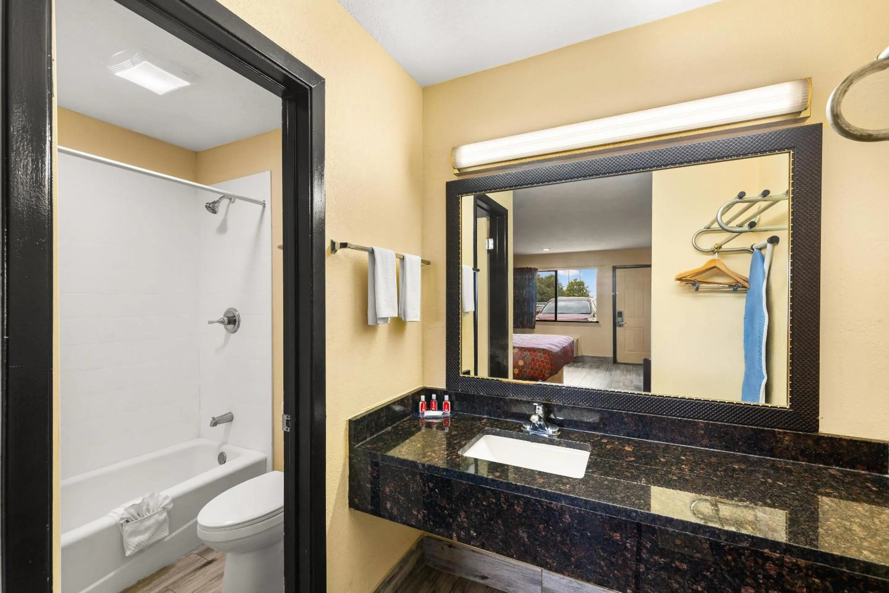 Bedroom in Econo Lodge