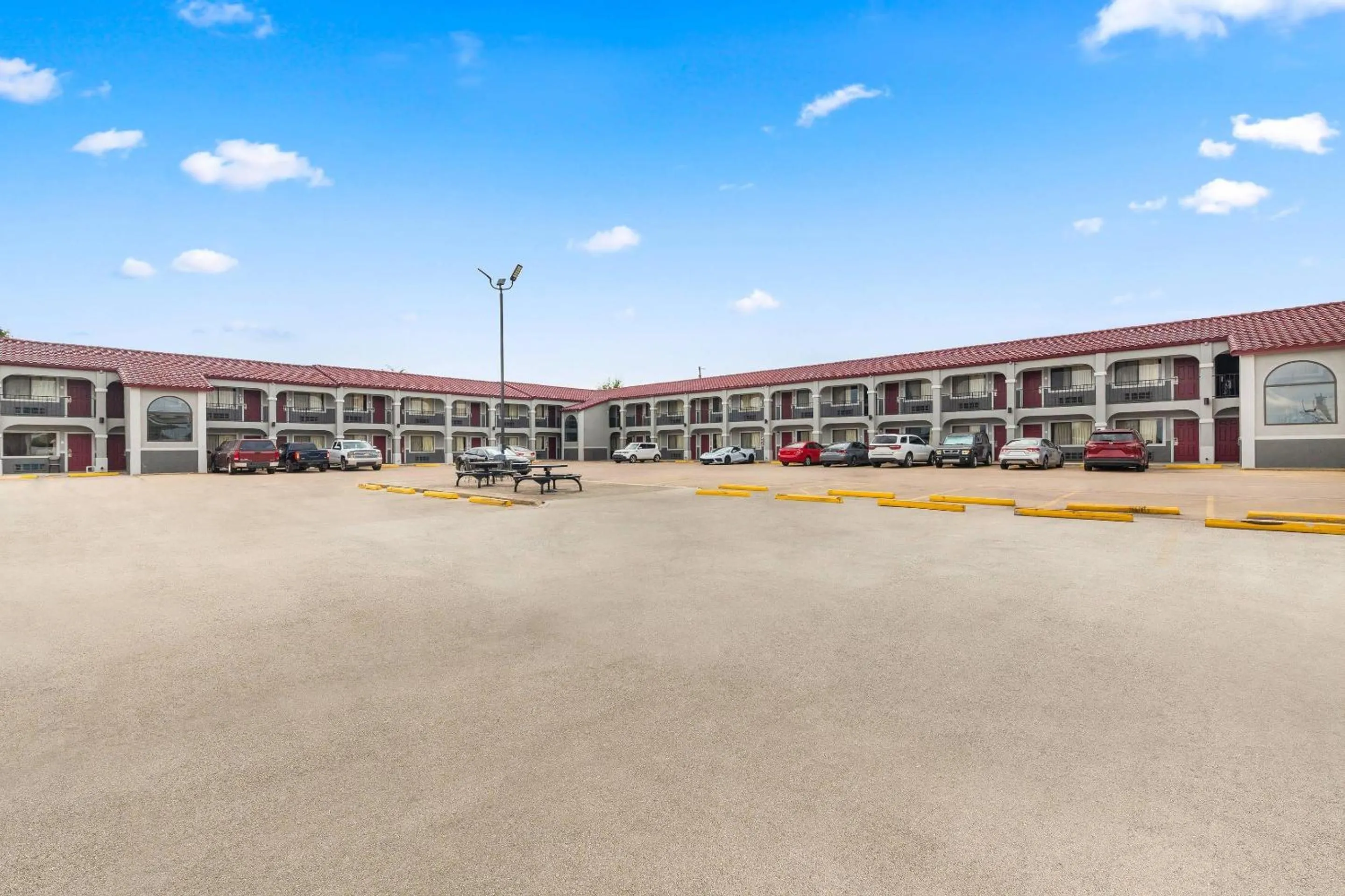 Property building in Econo Lodge