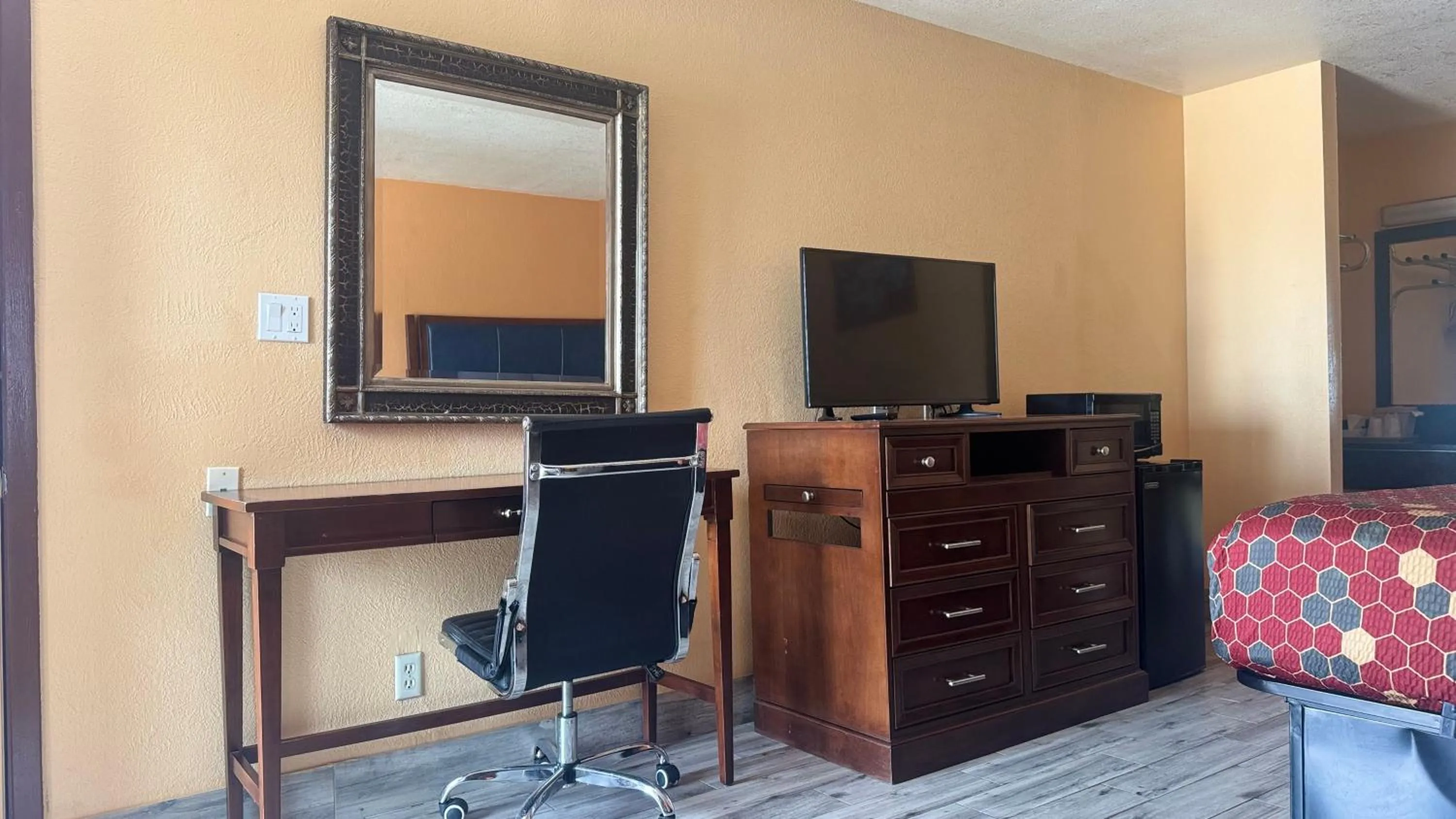 Communal lounge/ TV room in Econo Lodge