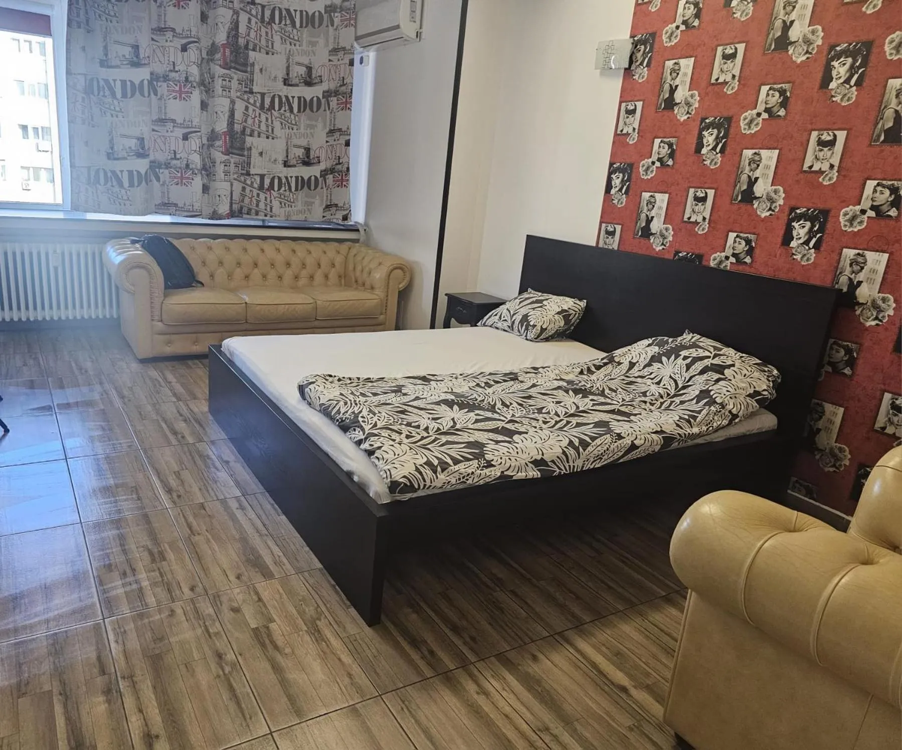 Living room, Bed in Central Class Bucharest