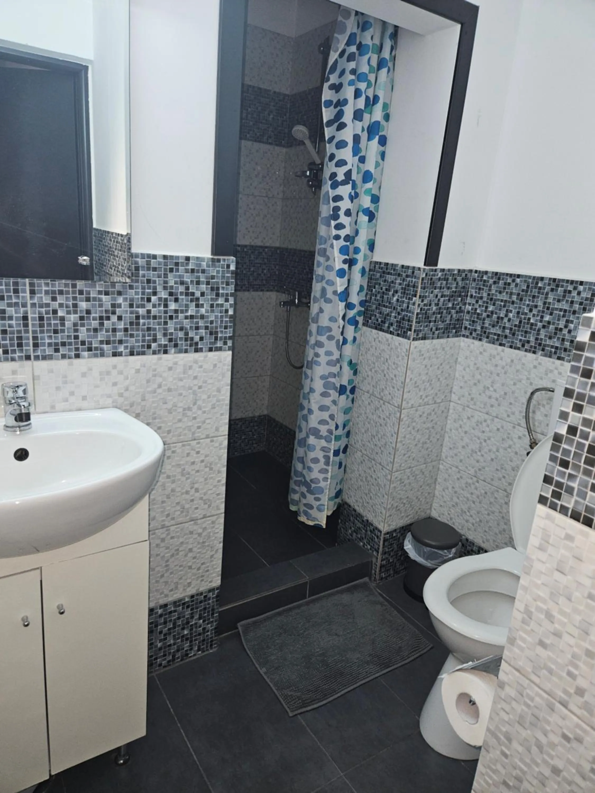 Shower in Central Class Bucharest