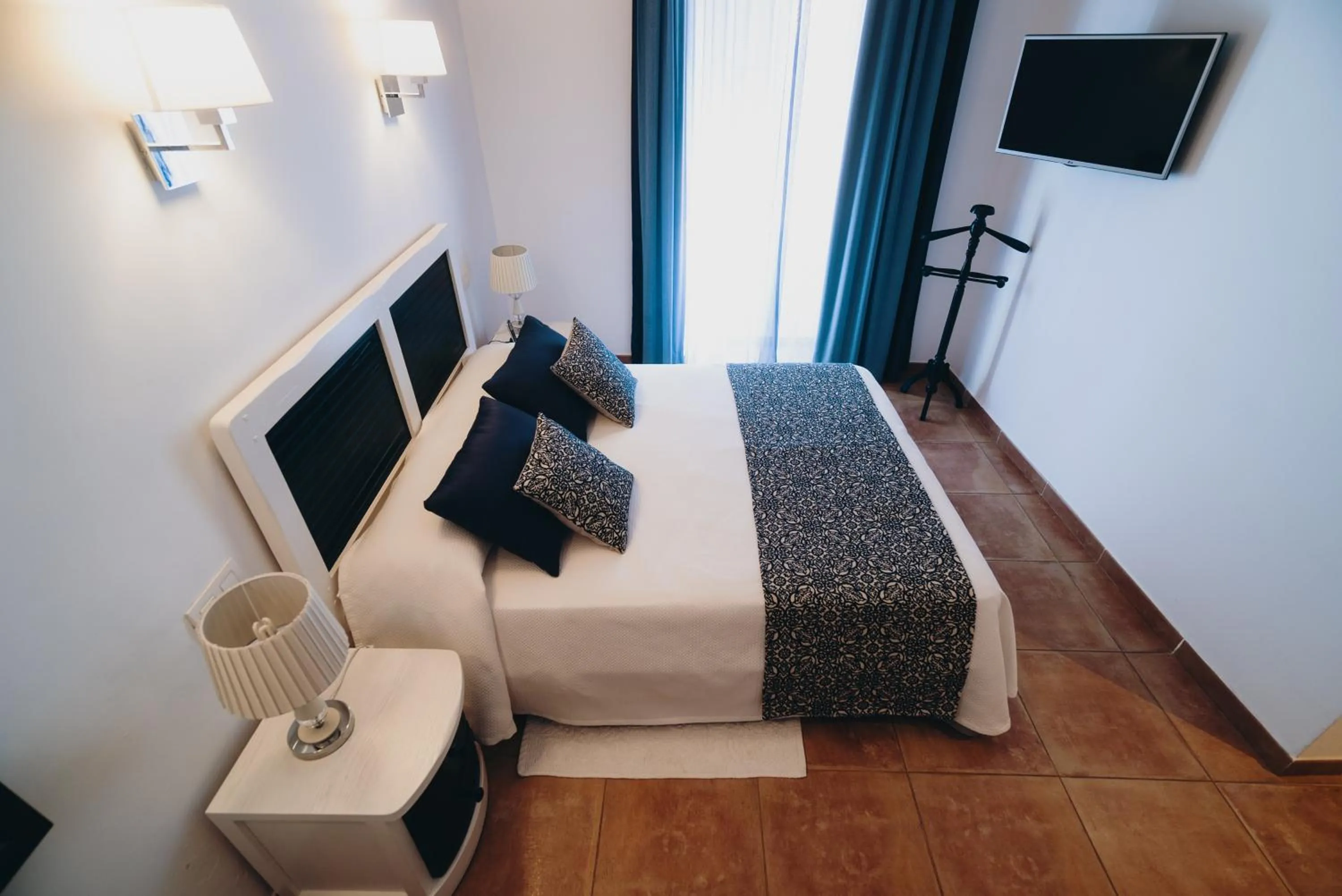 Photo of the whole room, Bed in Can Serrete