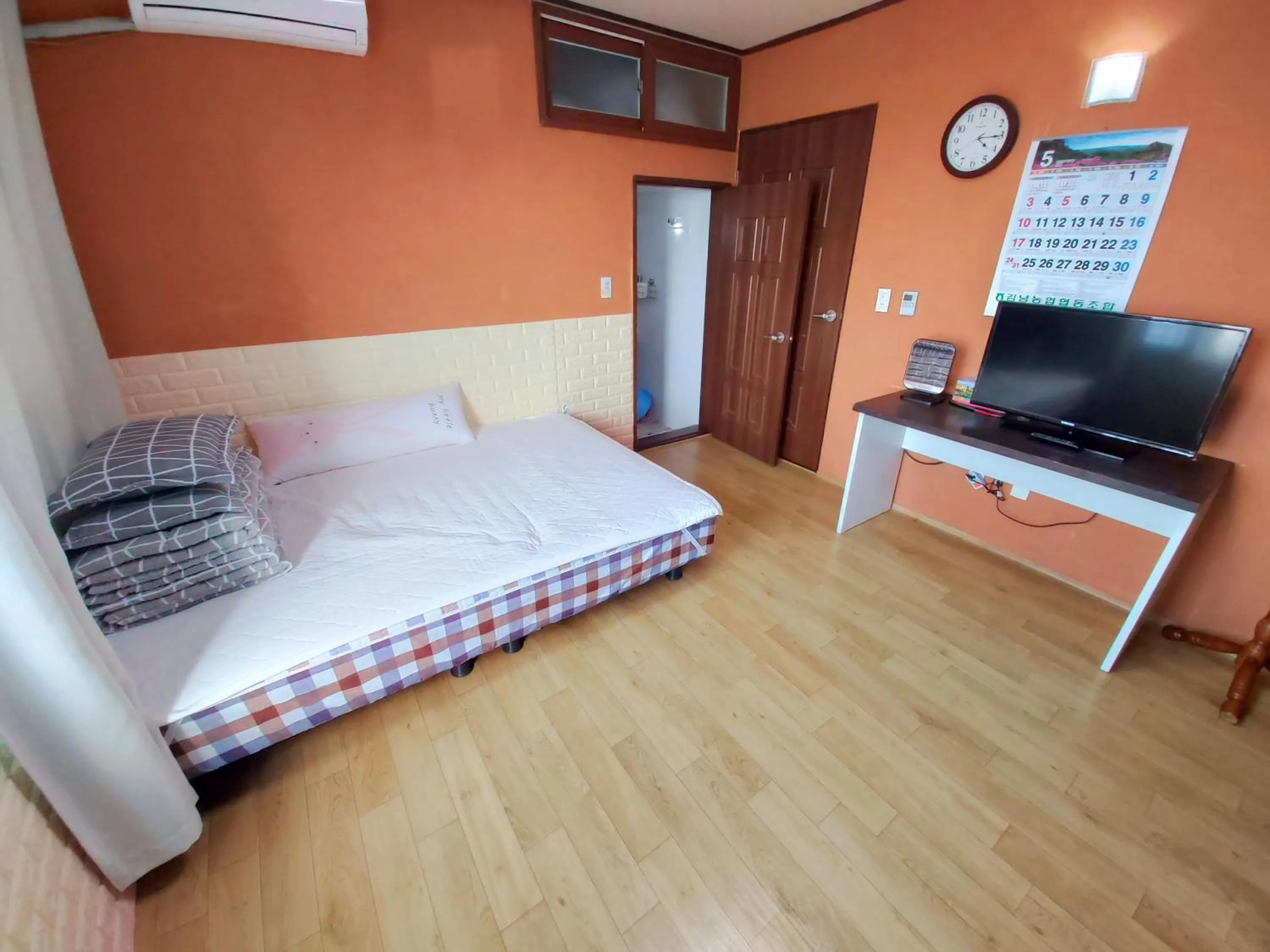 Bed in Feeling Good House