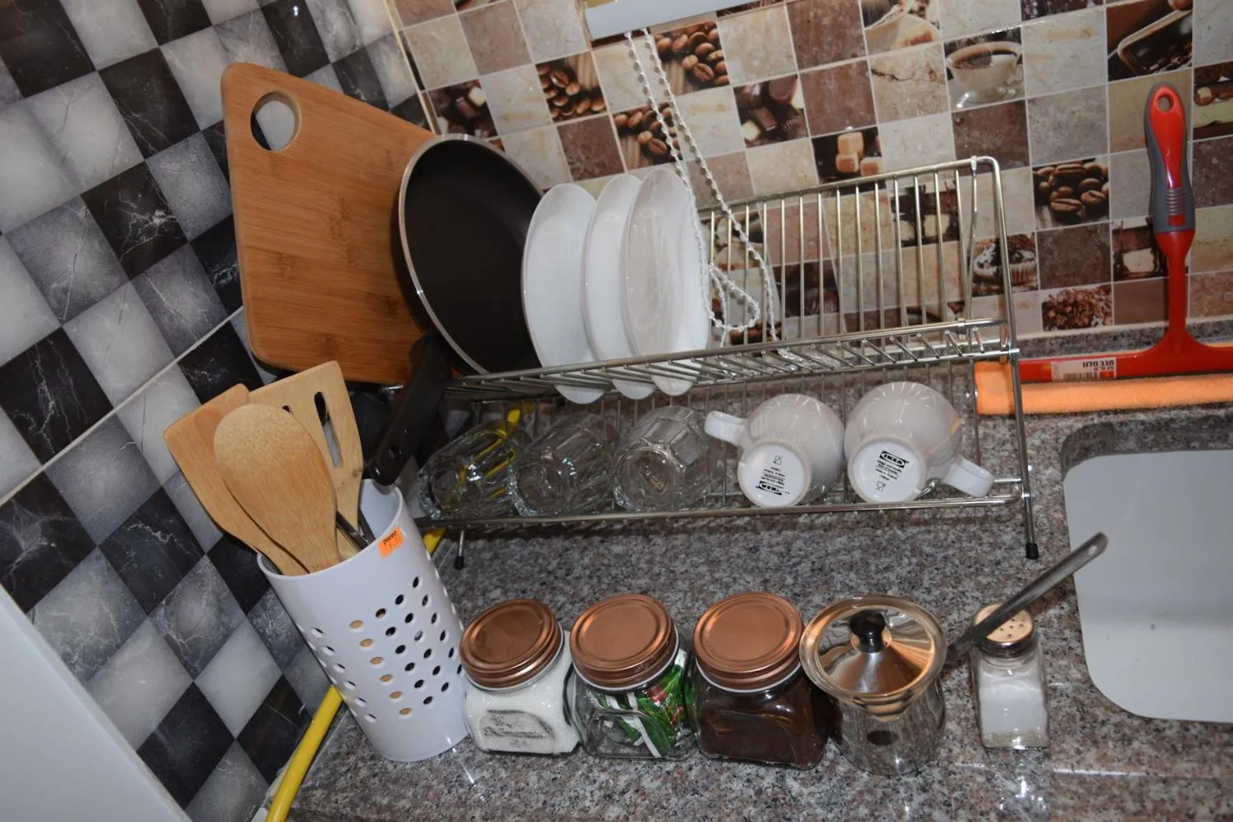 Coffee/tea facilities in Khan Alsira - חאן אלסרה