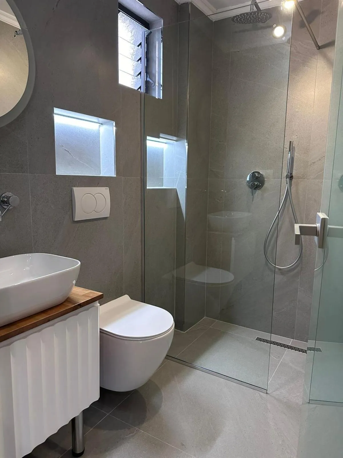 Shower in Kuburi Hotel