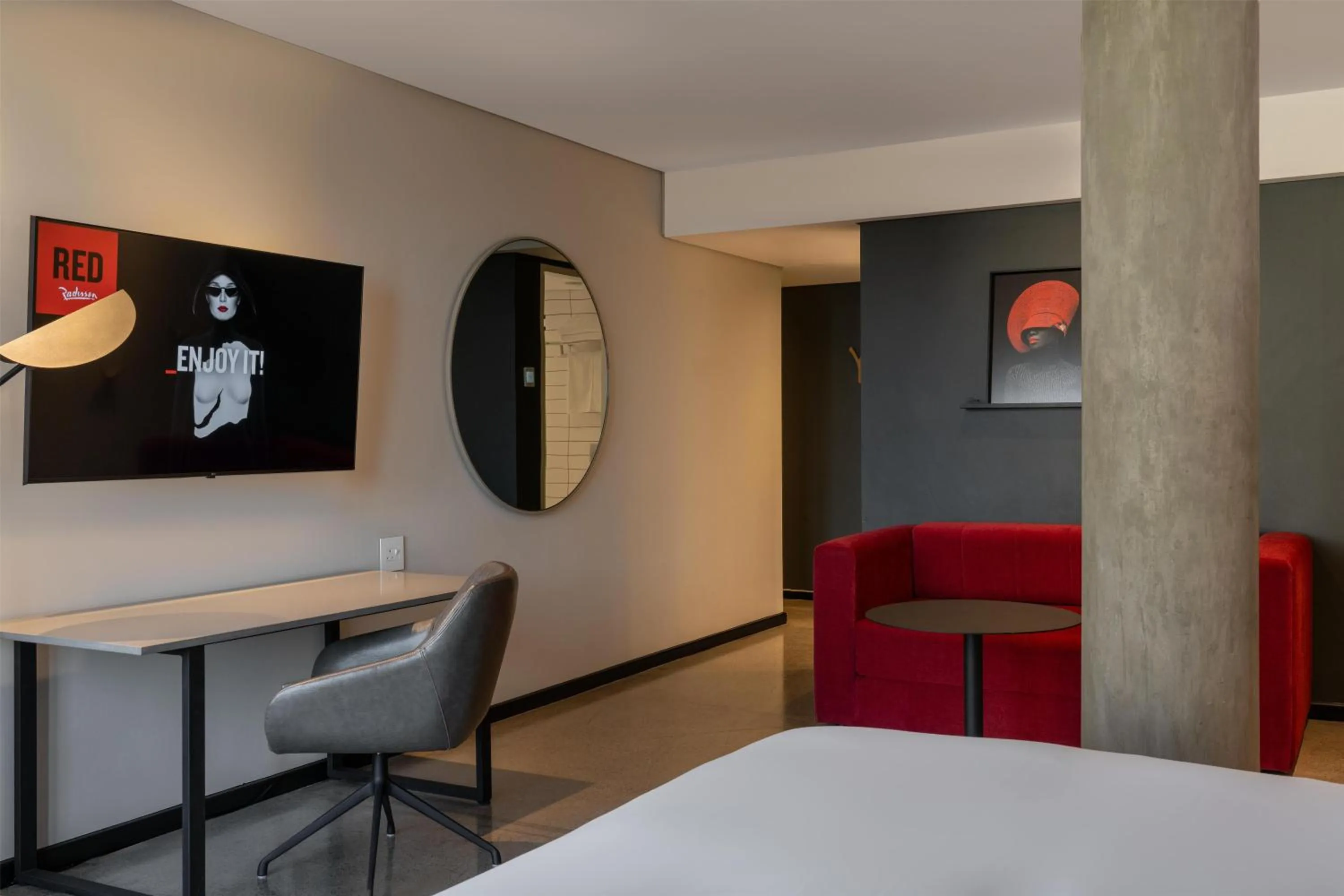 TV and multimedia, Bed in Radisson RED Hotel V&A Waterfront Cape Town
