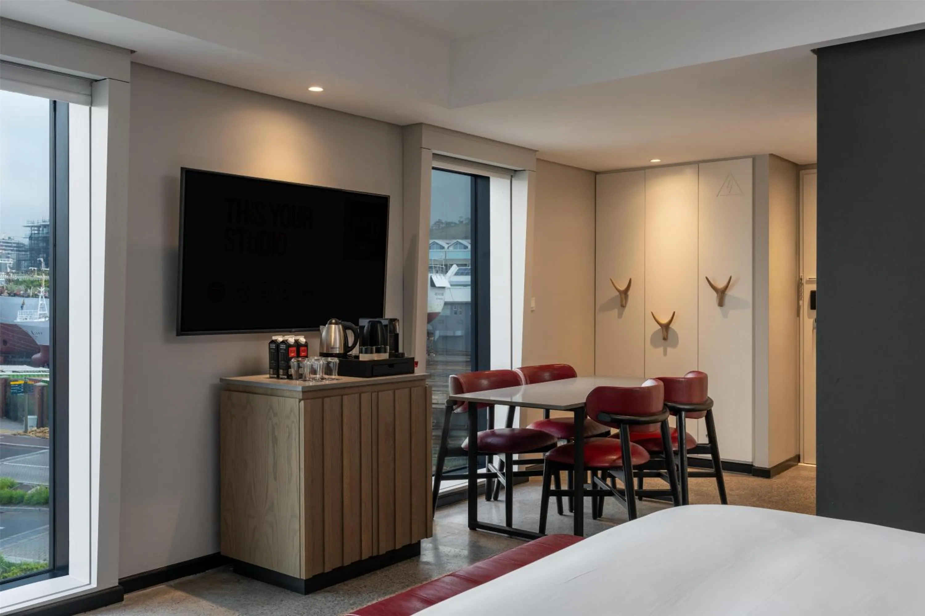 TV and multimedia, Bed in Radisson RED Hotel V&A Waterfront Cape Town