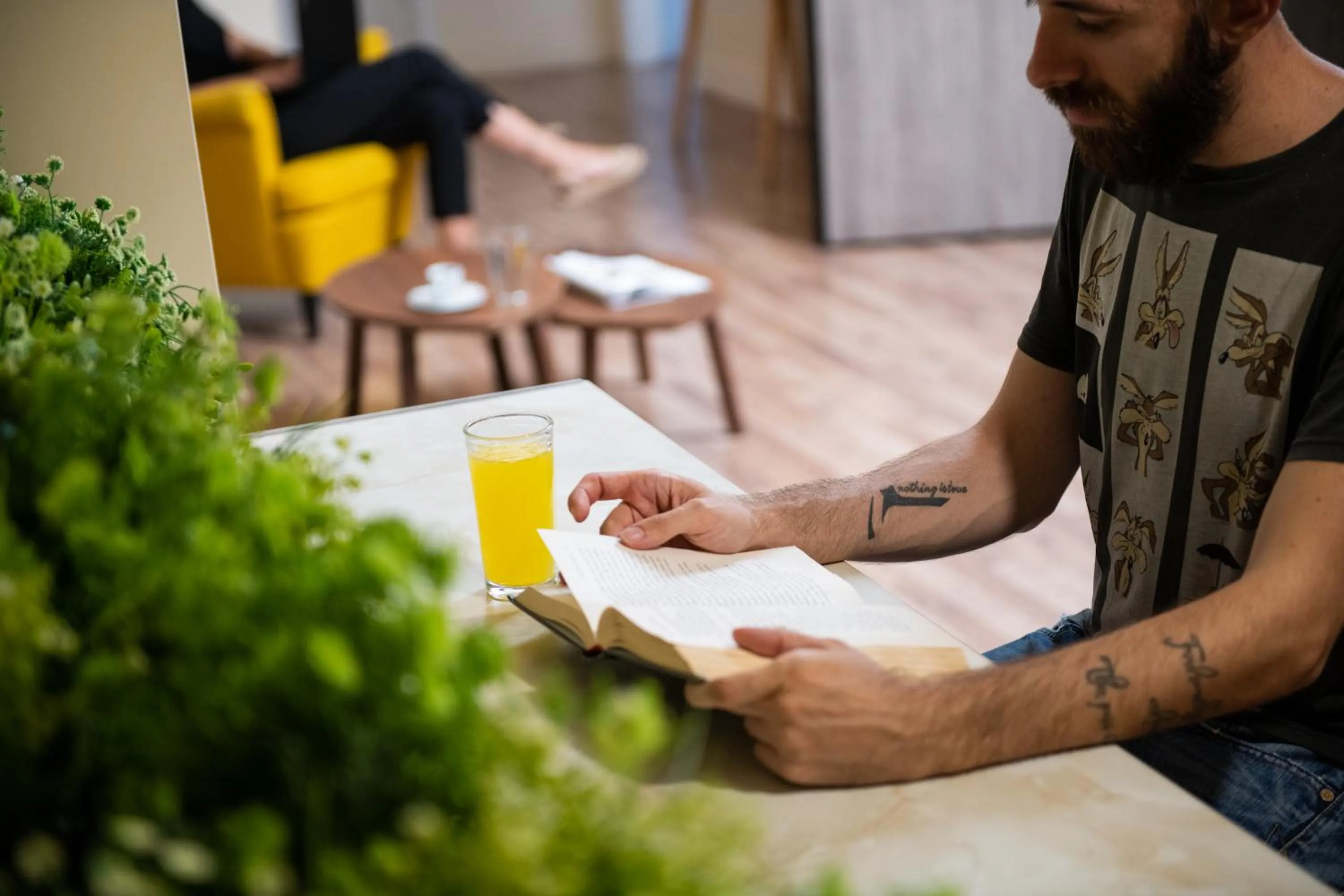 People in Enattica Syntagma Living