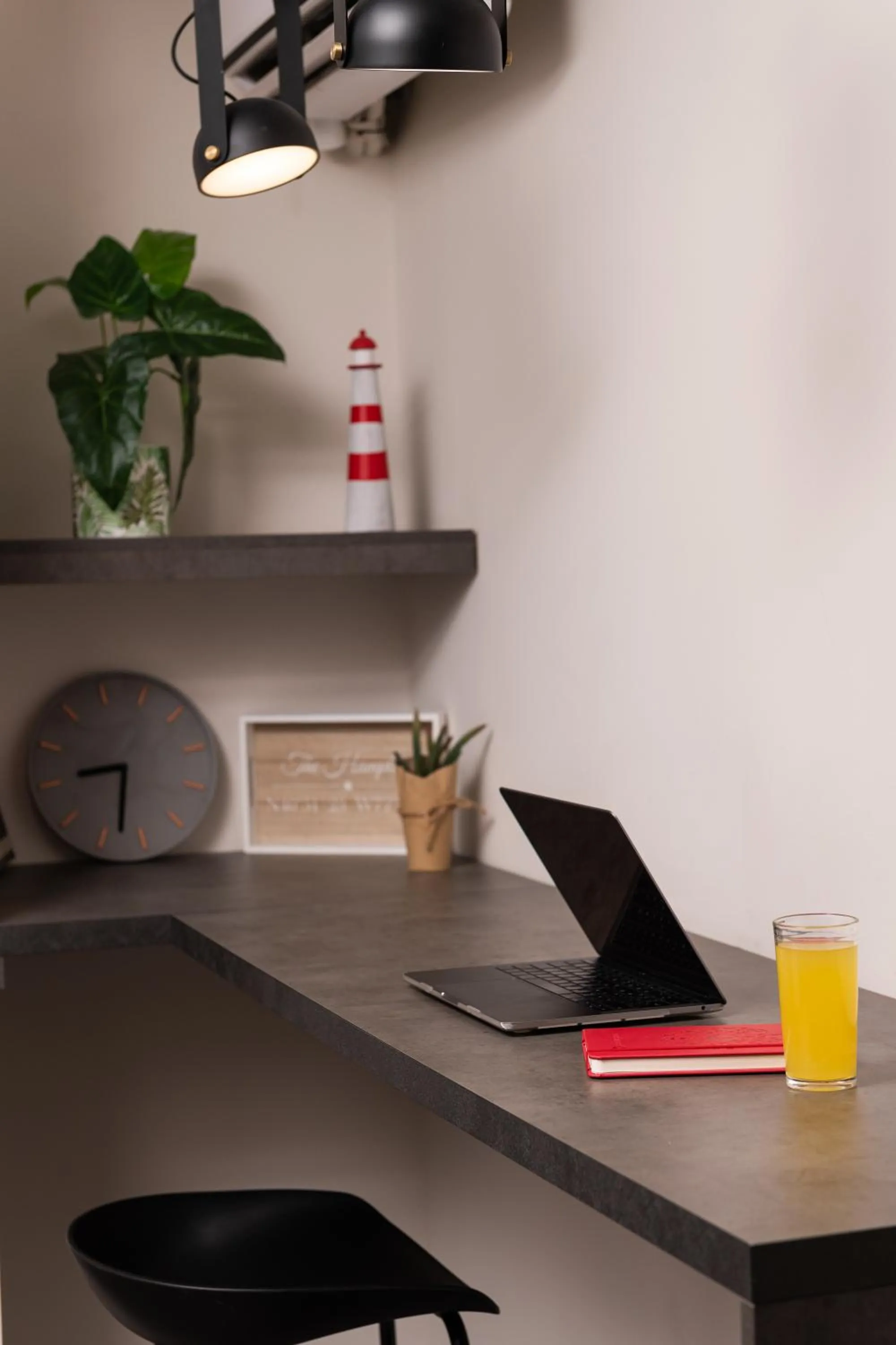 hair dresser in Enattica Syntagma Living