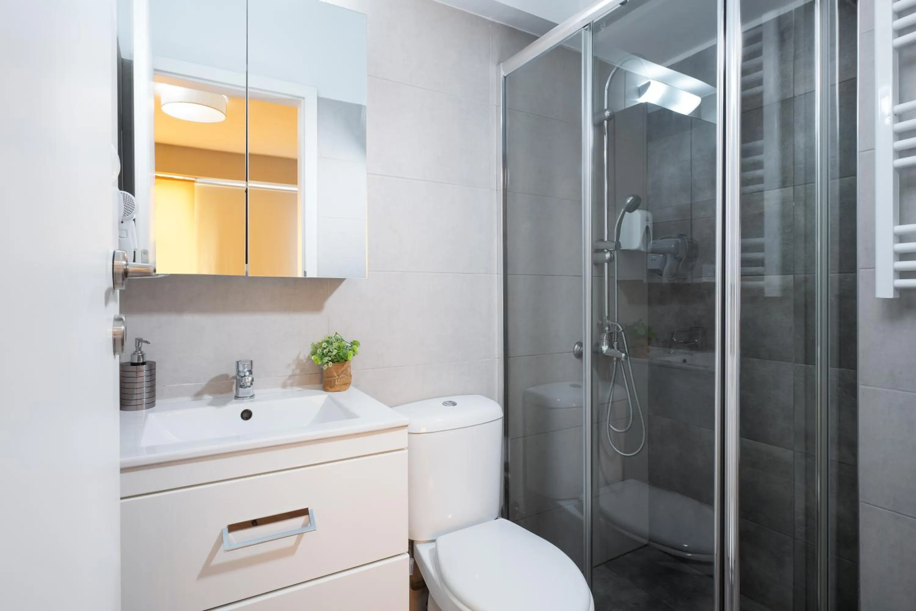 Shower in Enattica Syntagma Living