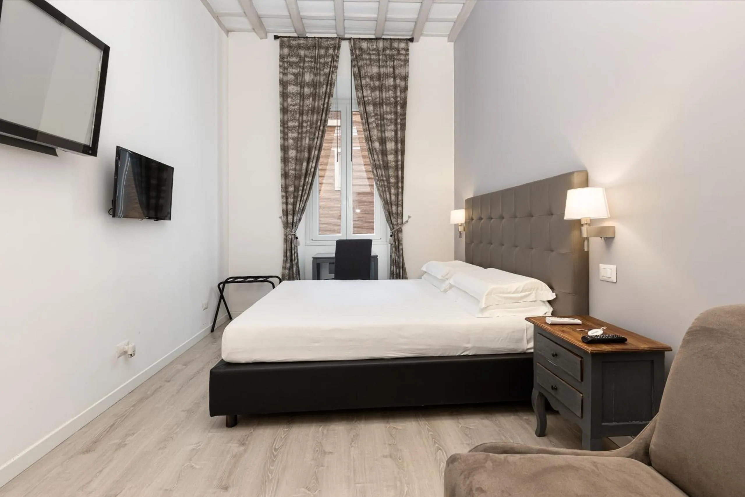 Photo of the whole room, Bed in Spagna Boutique