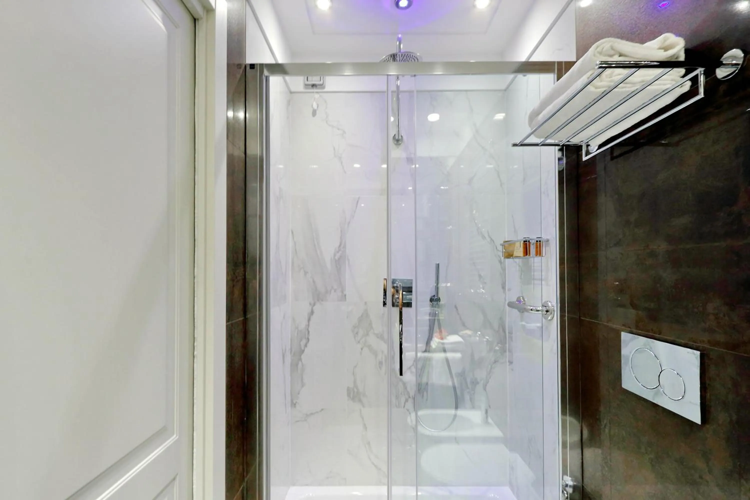 Shower in Piazza Venezia Grand Suite