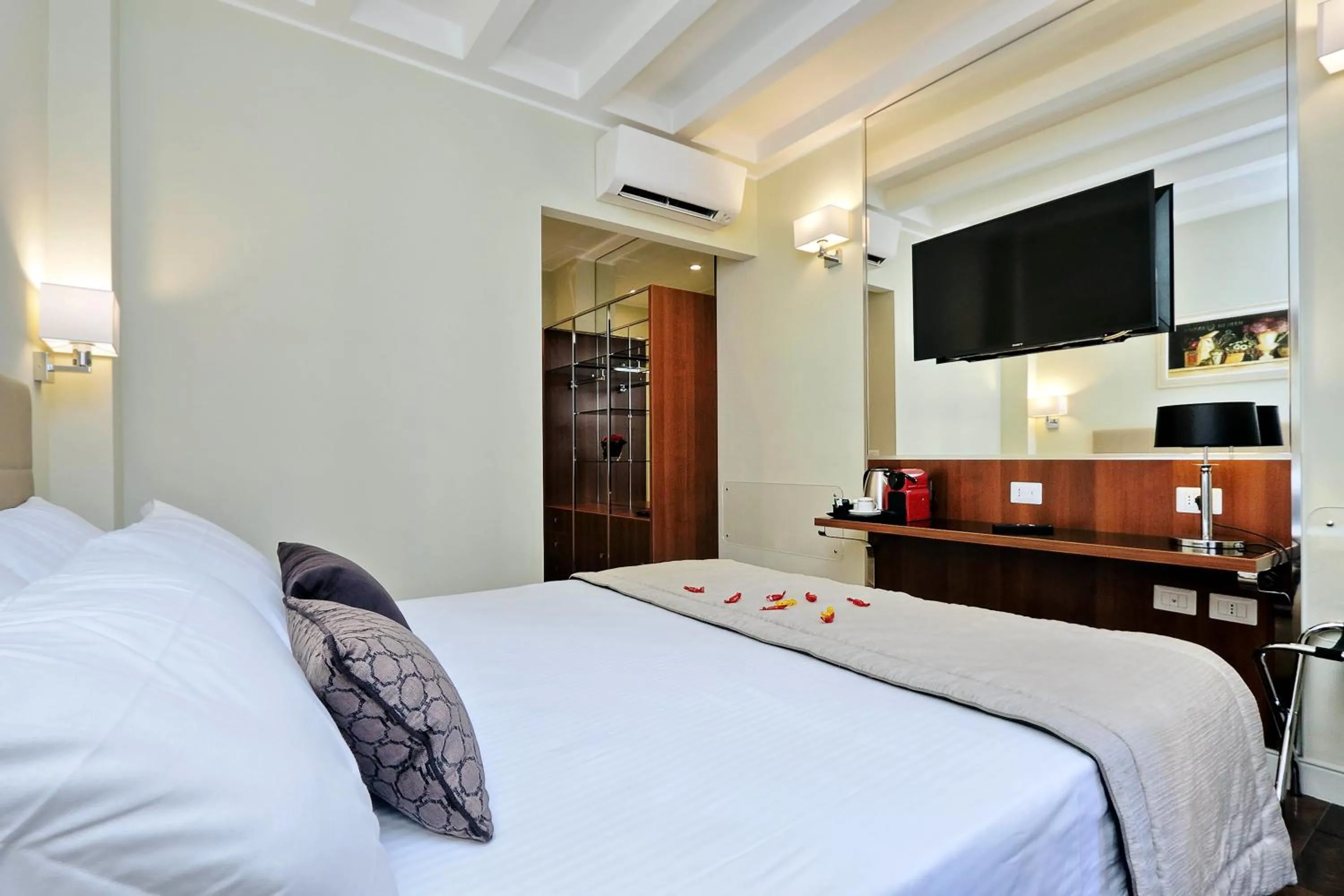 Photo of the whole room, Bed in Piazza Venezia Grand Suite