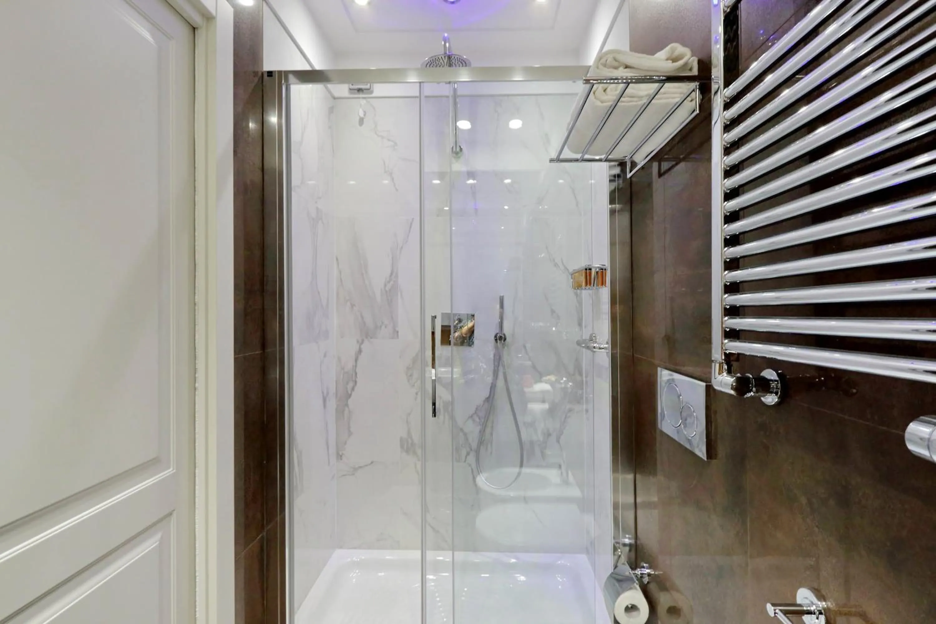 Shower in Piazza Venezia Grand Suite