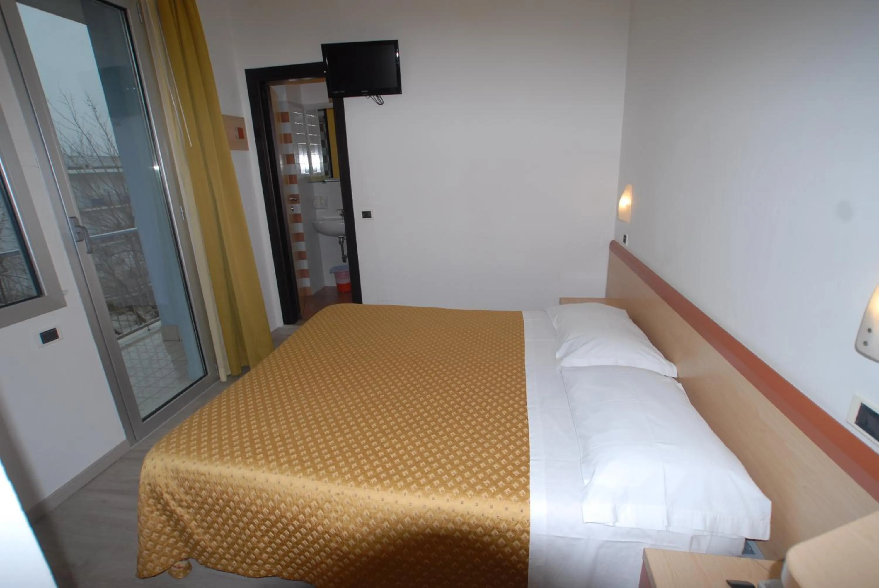 Shower, Bed in Hotel Tilmar