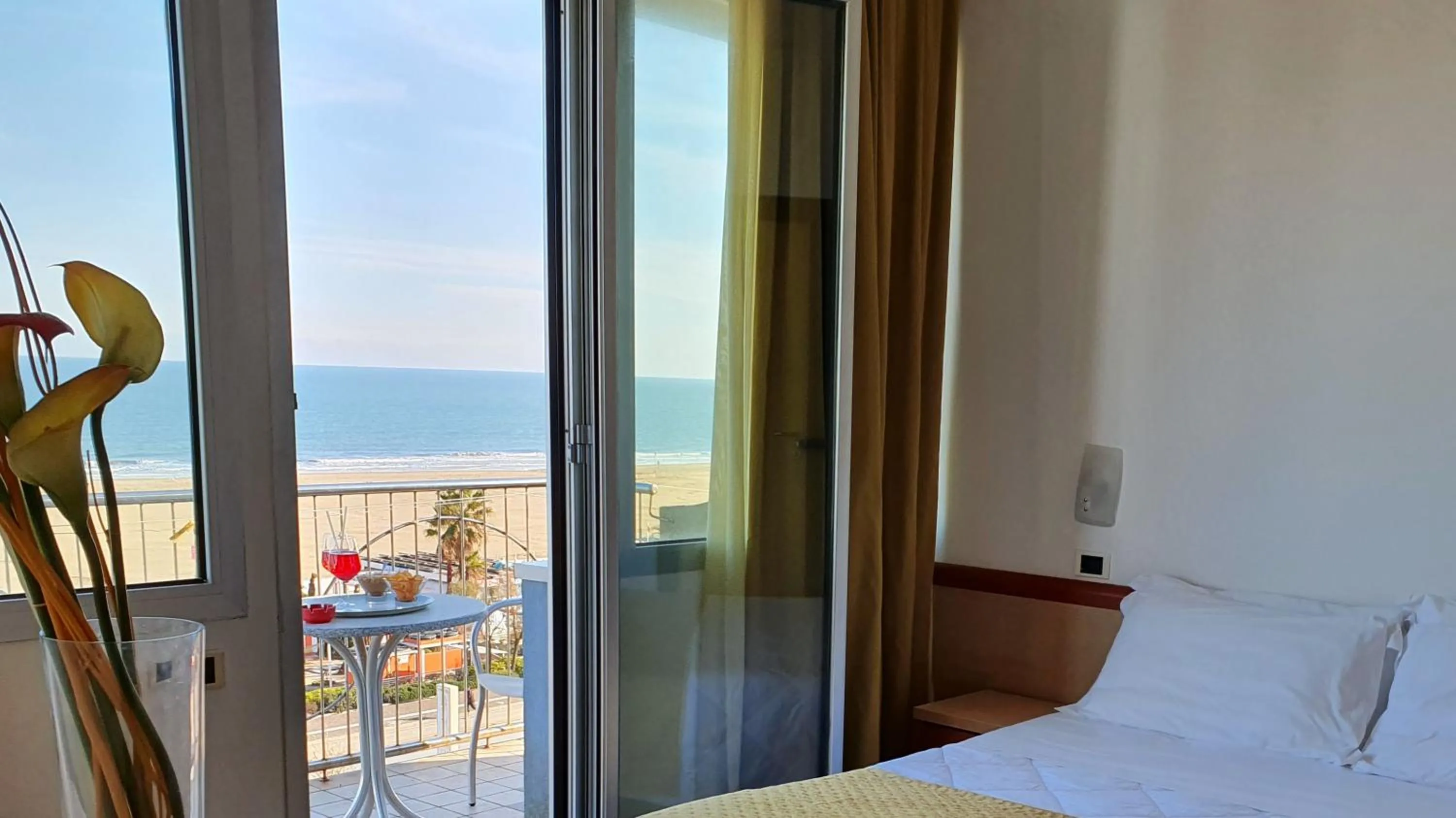 Balcony/Terrace, Bed in Hotel Tilmar