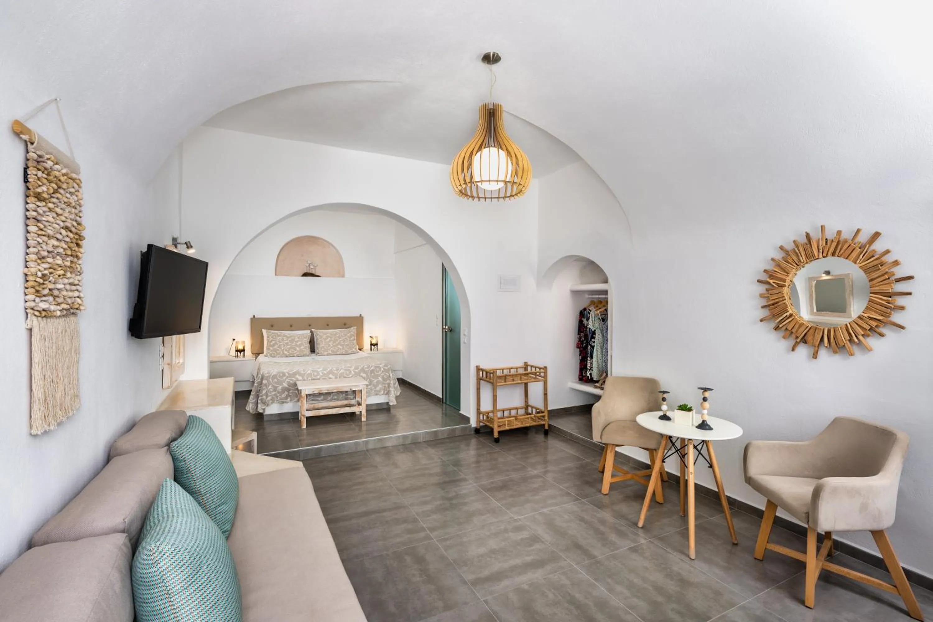 Photo of the whole room in Villa Thiranthemis