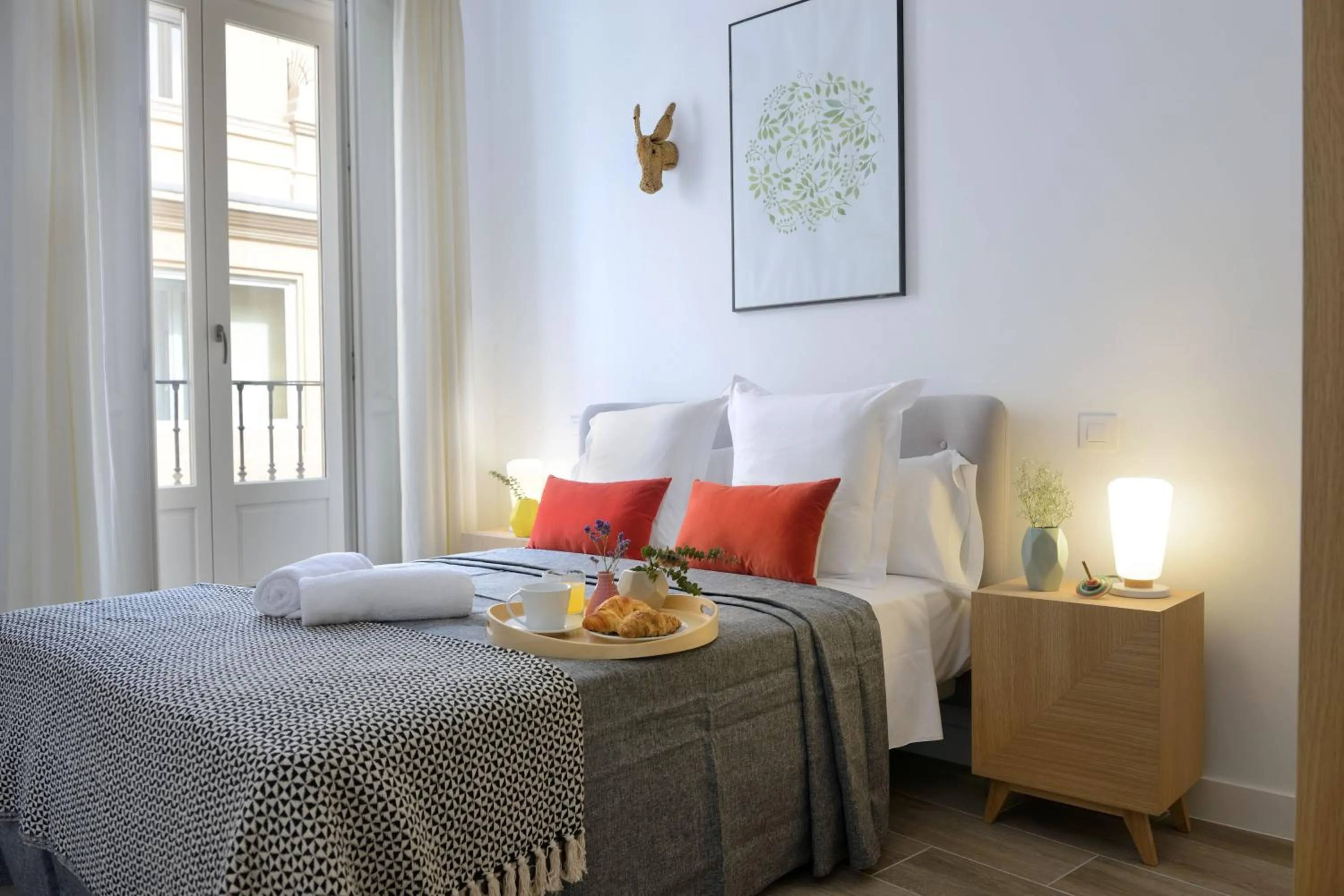 Property building, Bed in nQn Aparts & Suites Madrid