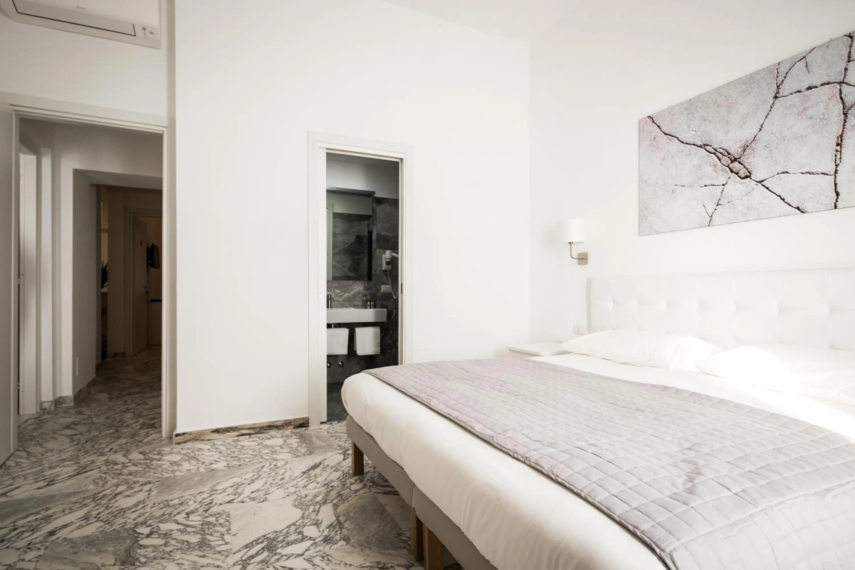 Photo of the whole room, Bed in Vinci House