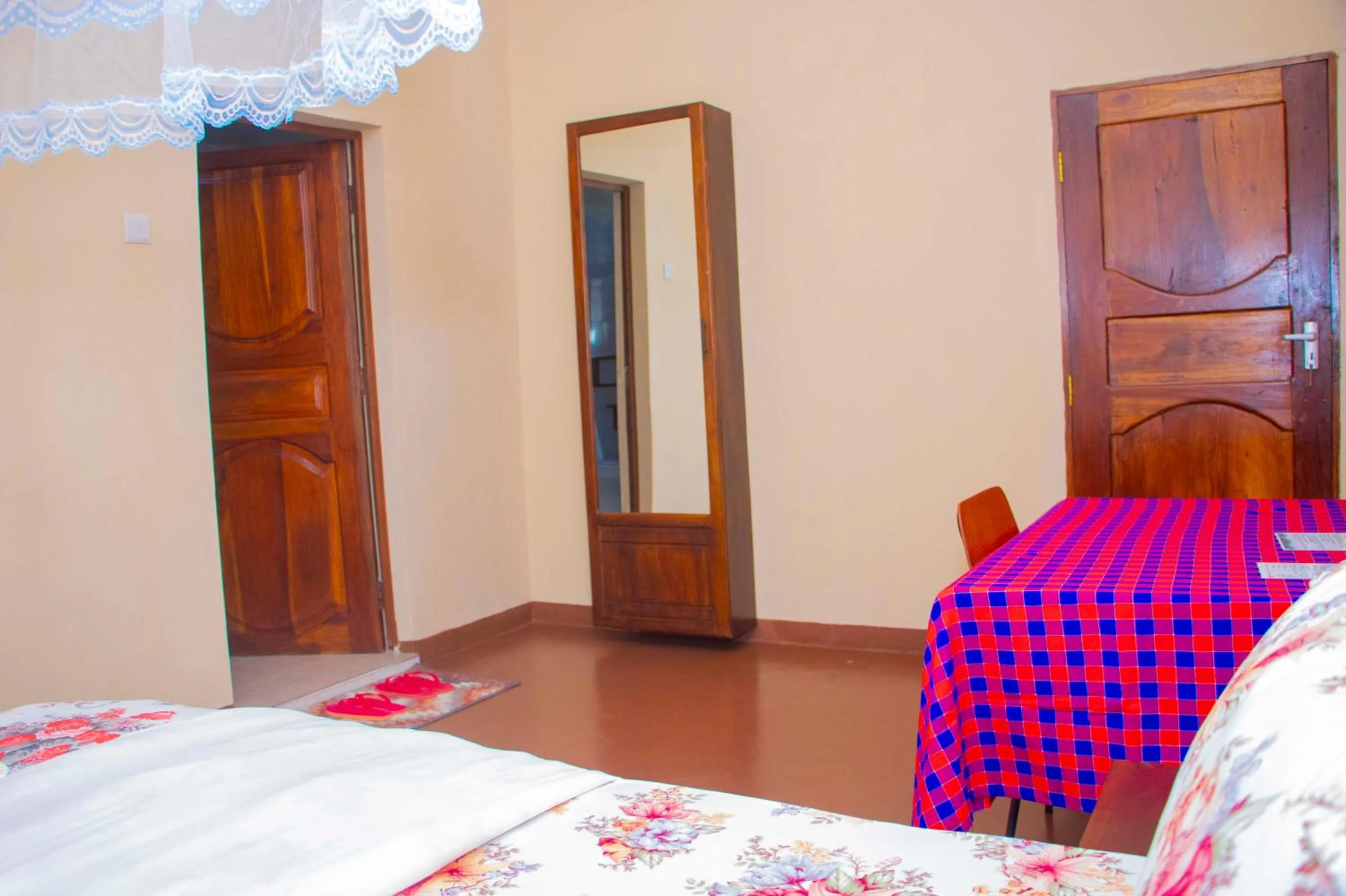 Photo of the whole room, Bed in Endasawa Tree Lodge