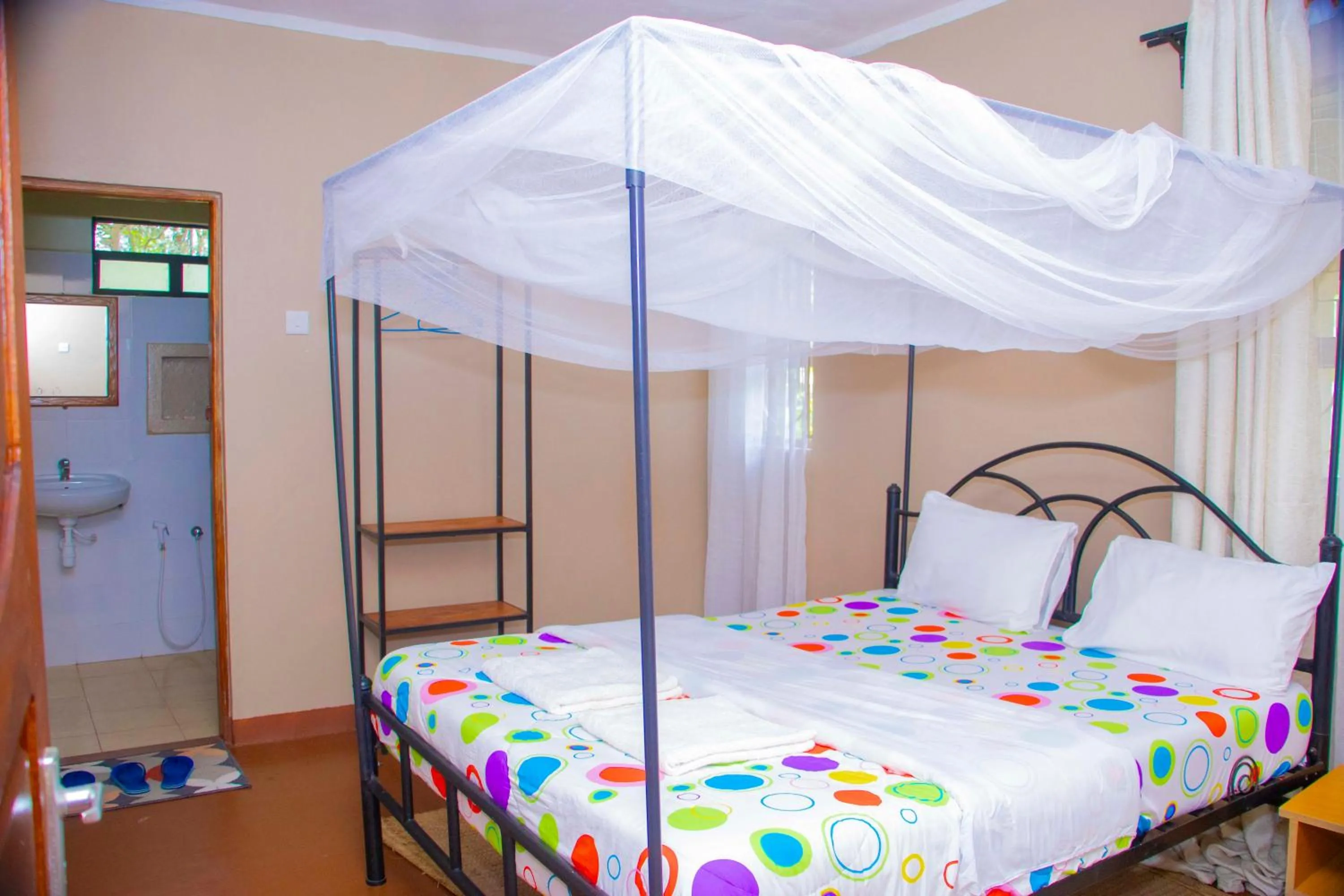 Bed in Endasawa Tree Lodge