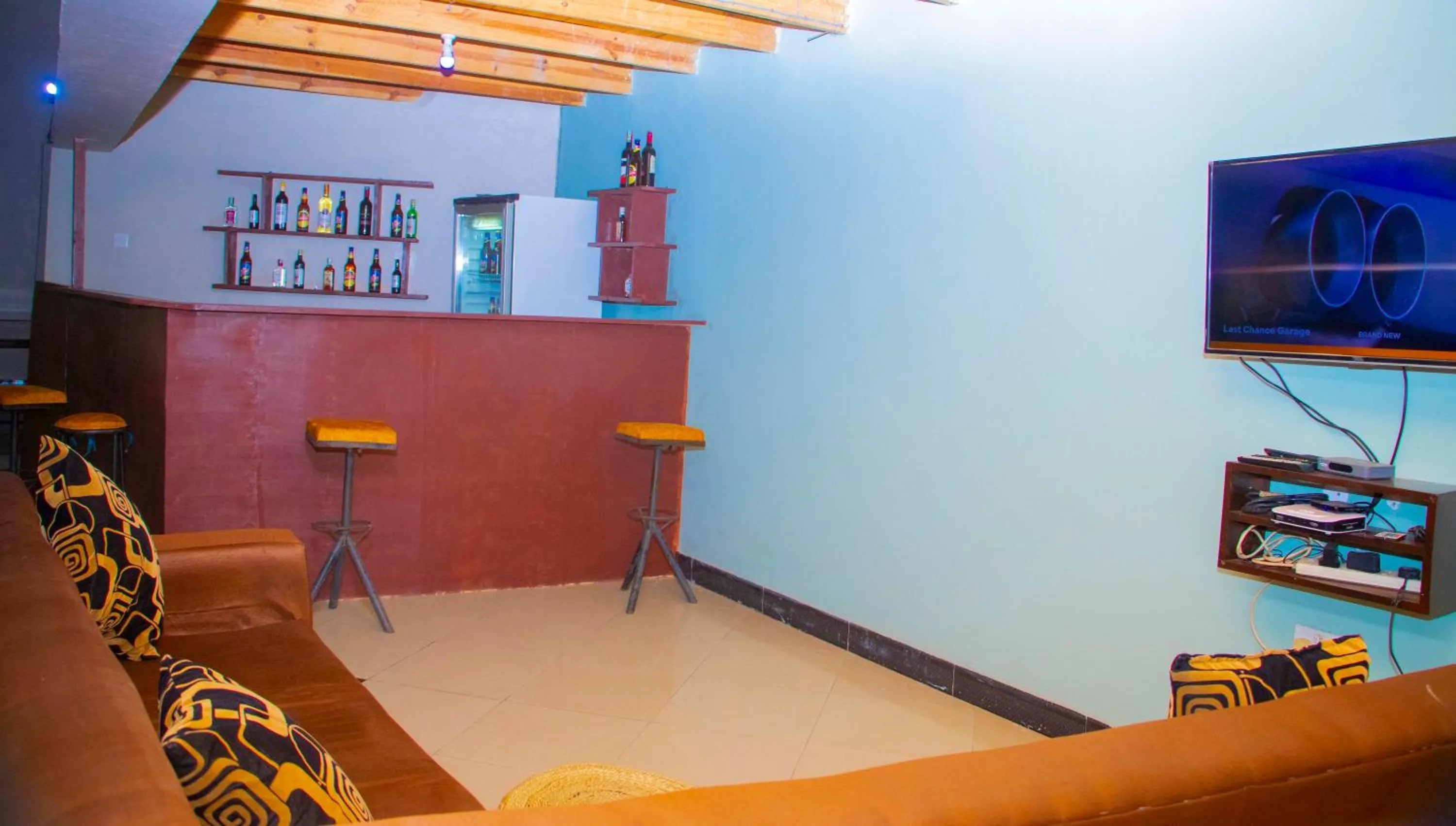 Communal lounge/ TV room in Endasawa Tree Lodge